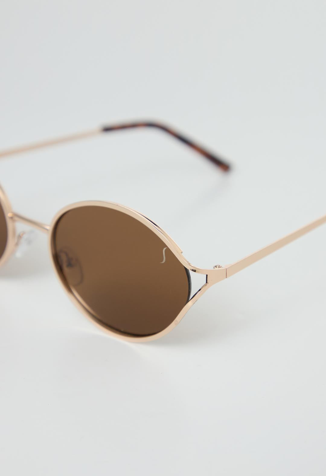 Gafas ovaladas doradas