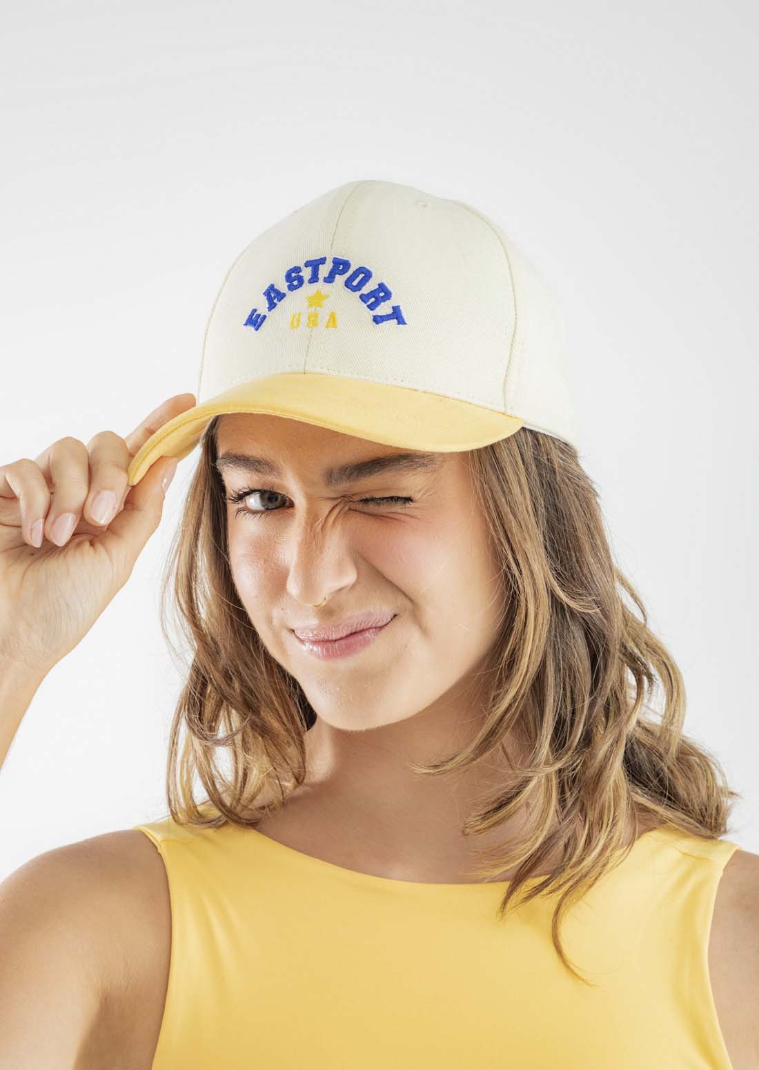 Gorra amarilla con bordada en frente