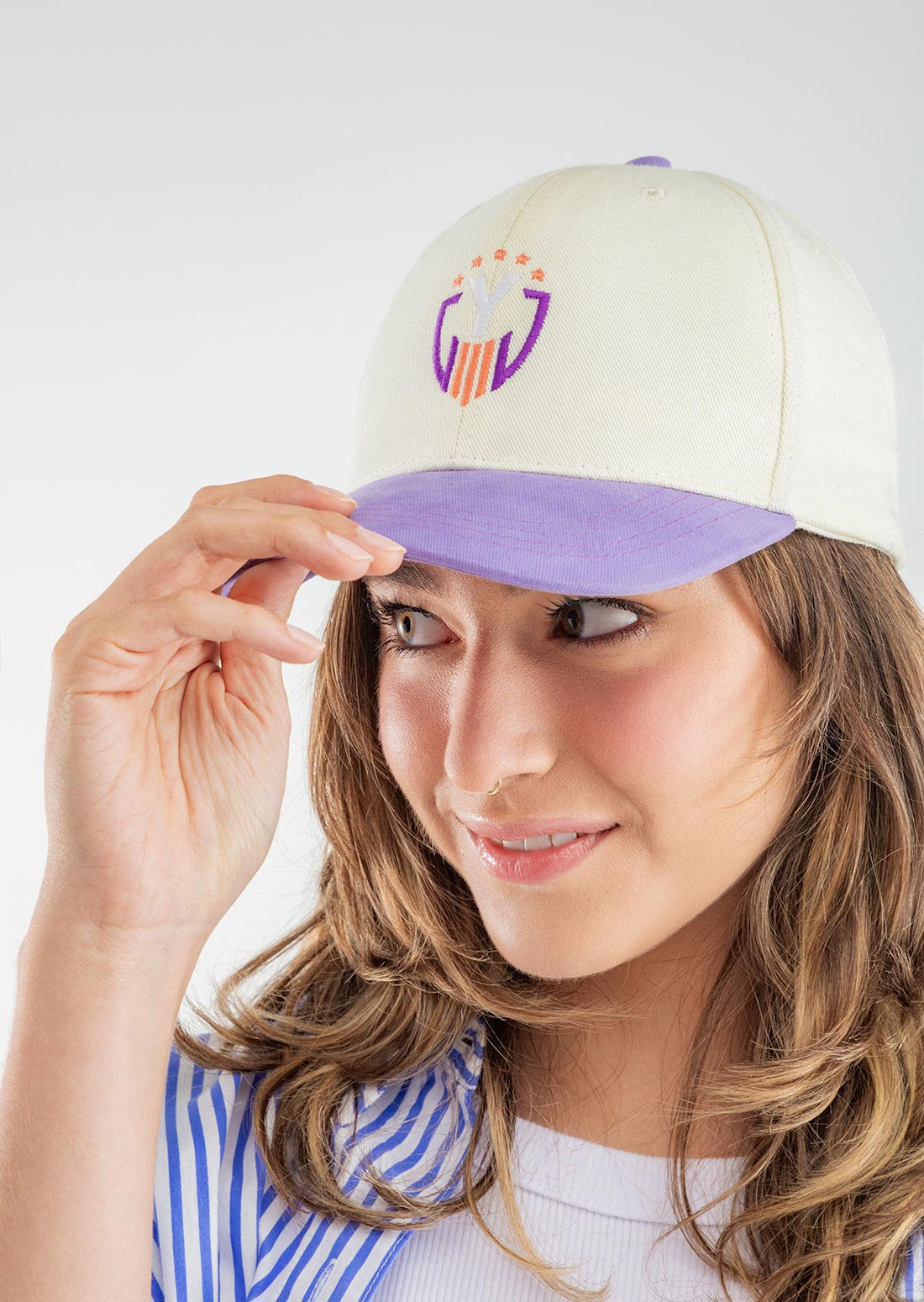 Gorra lila con bordada en frente