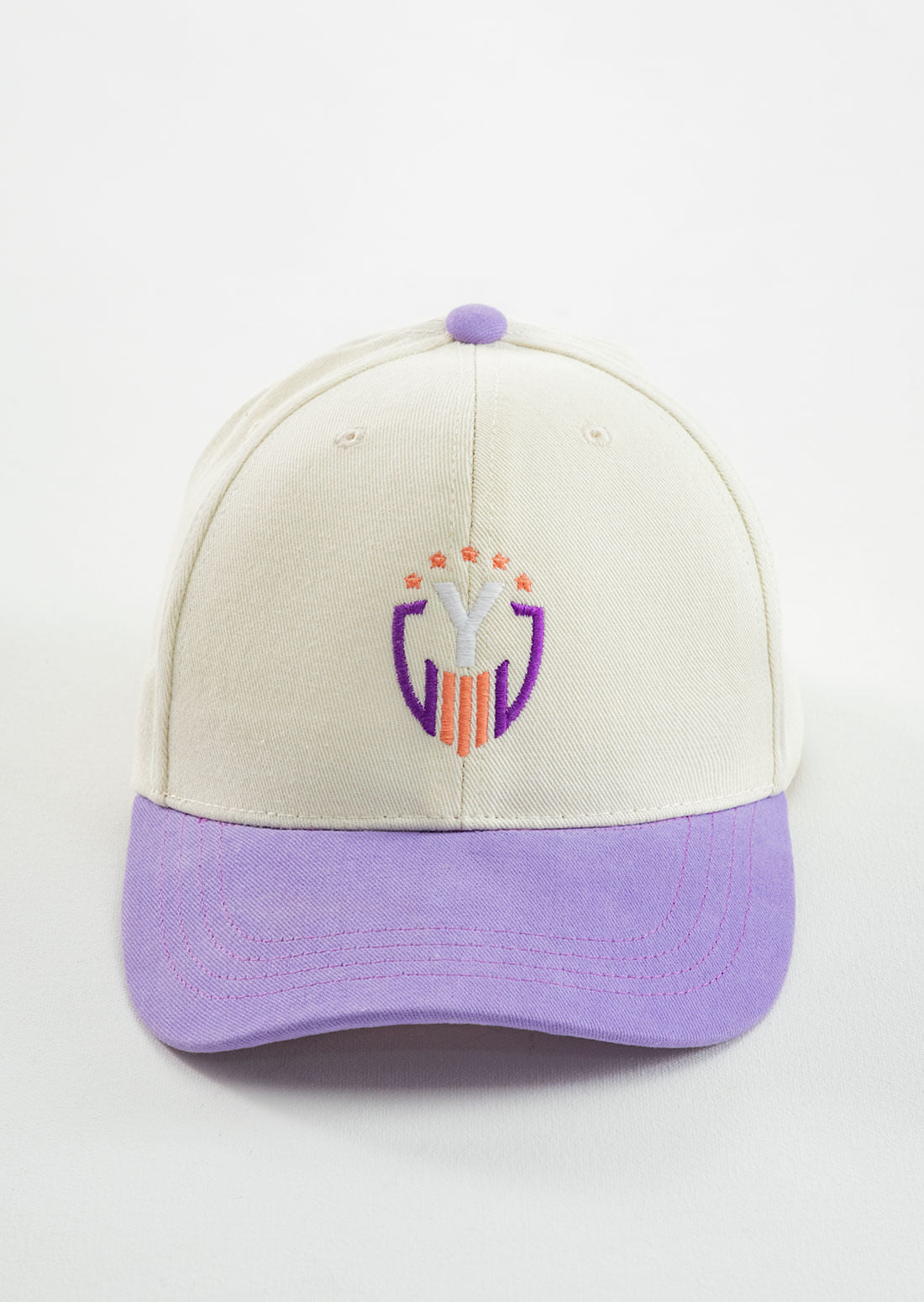 Gorra lila con bordada en frente para jóvenes