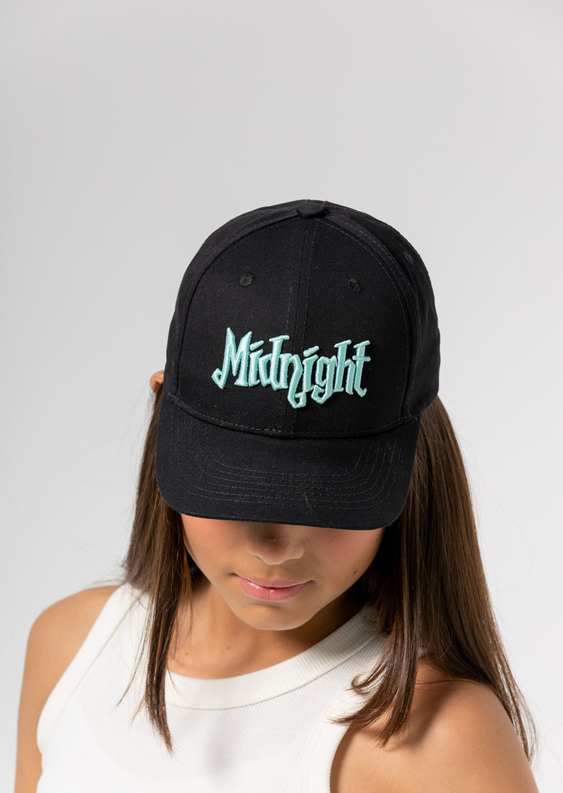 Gorra negra con bordados para jóvenes
