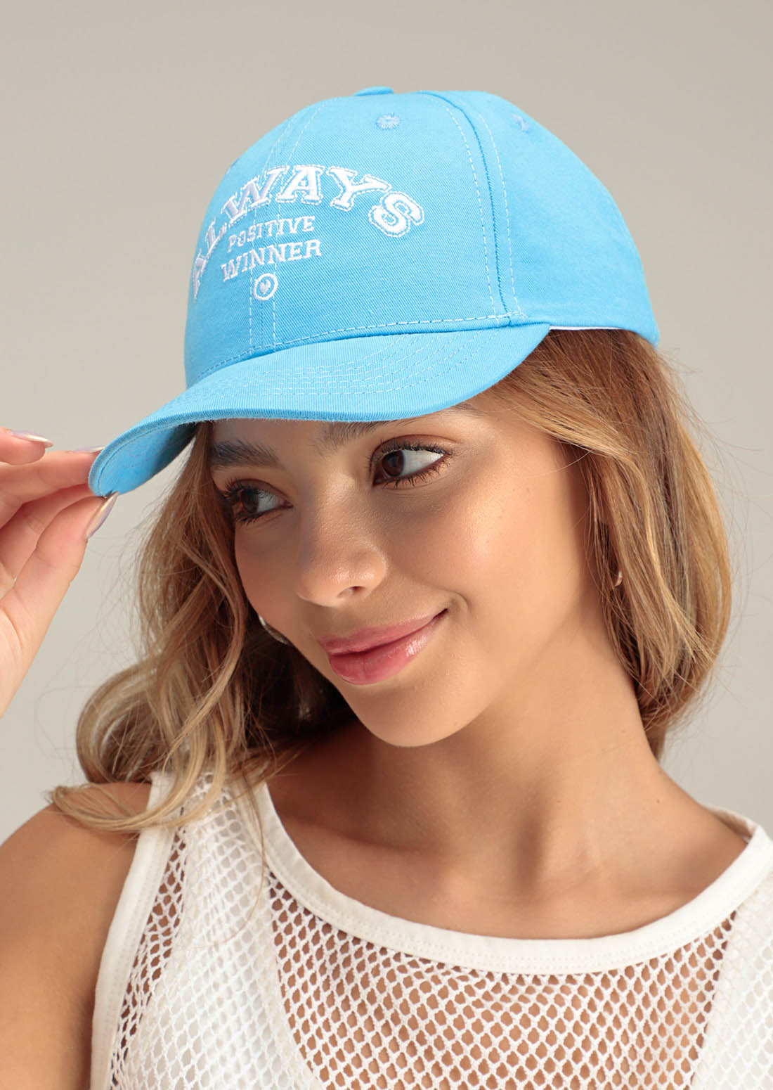 Gorra azul hortencia con bordado