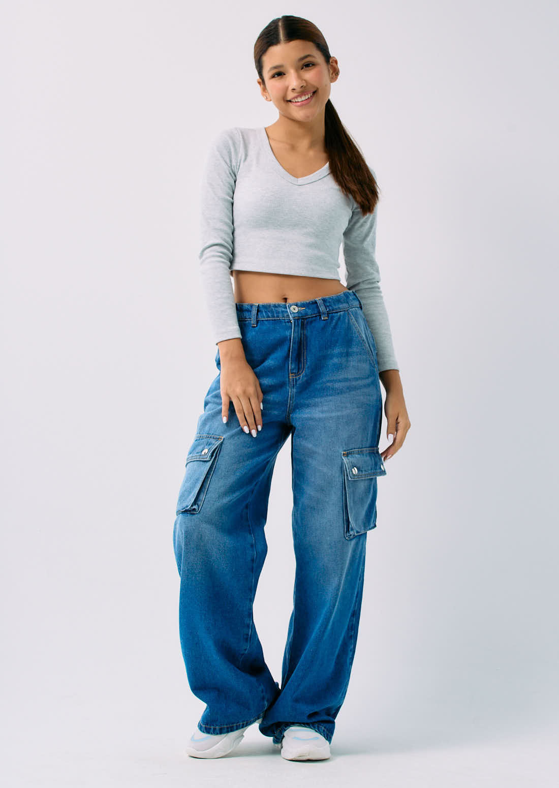 Jean cargo medio oscuro con tapas para jóvenes