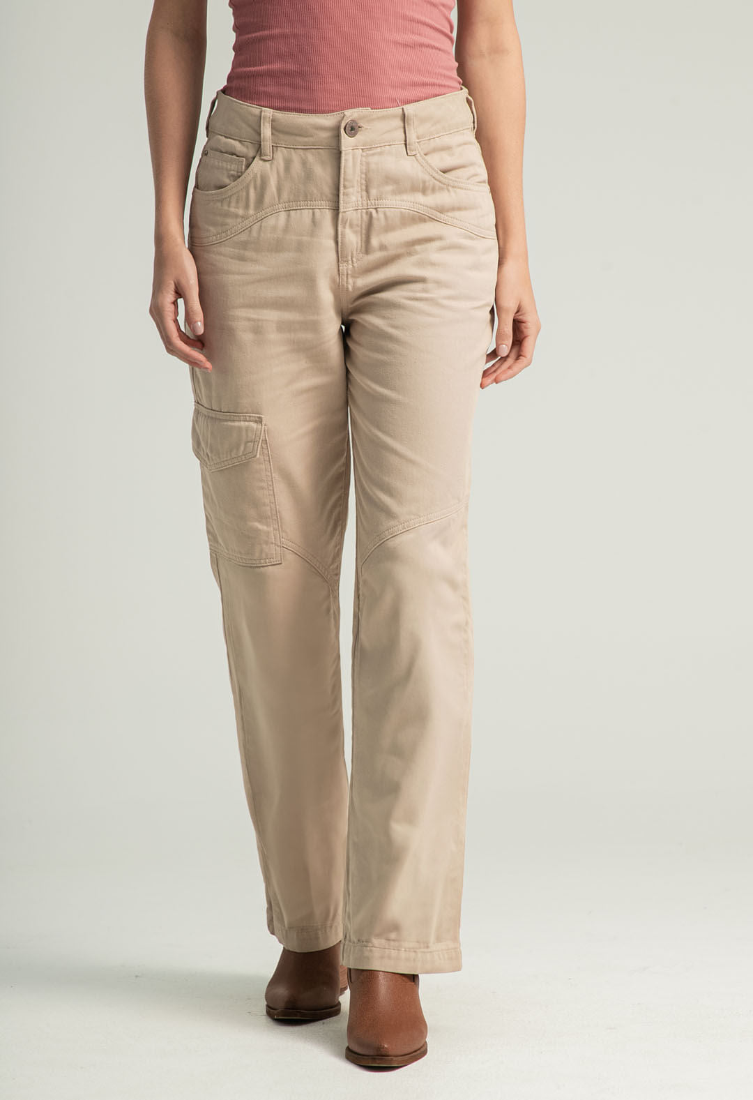 Pantalón cargo para mujer en color arena con bolsillos frontales y tapas, de la marca Stop, estilo casual y cómodo.