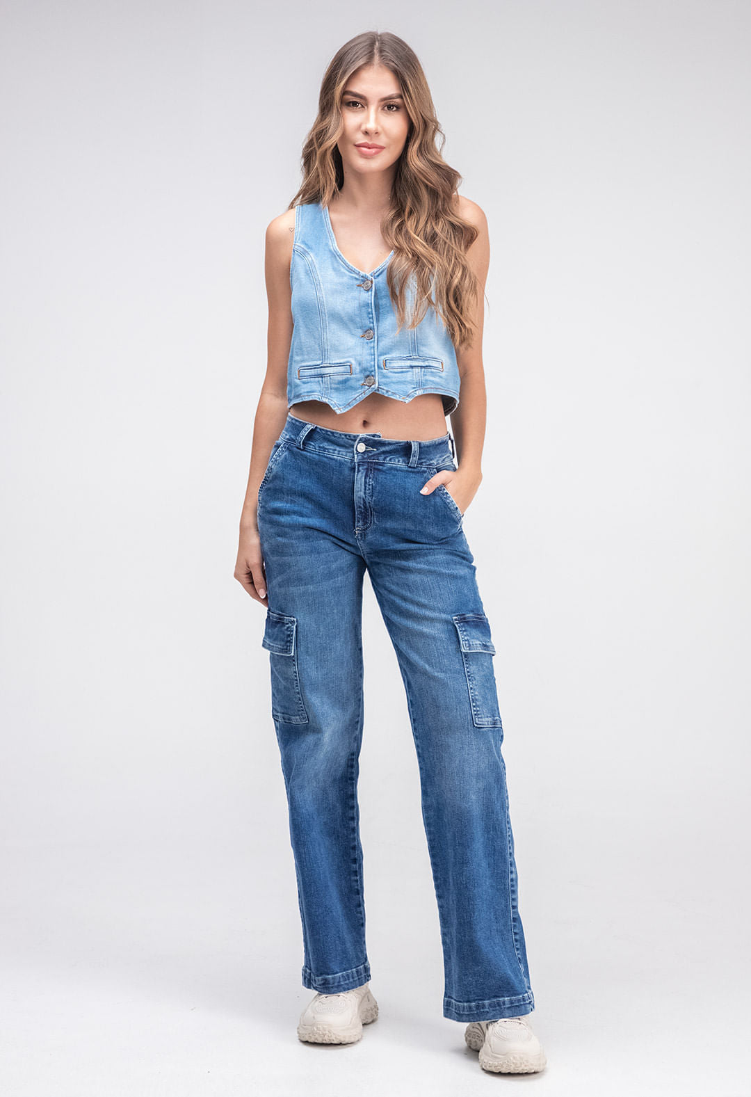 Jean cargo medio con bota recta para mujeres