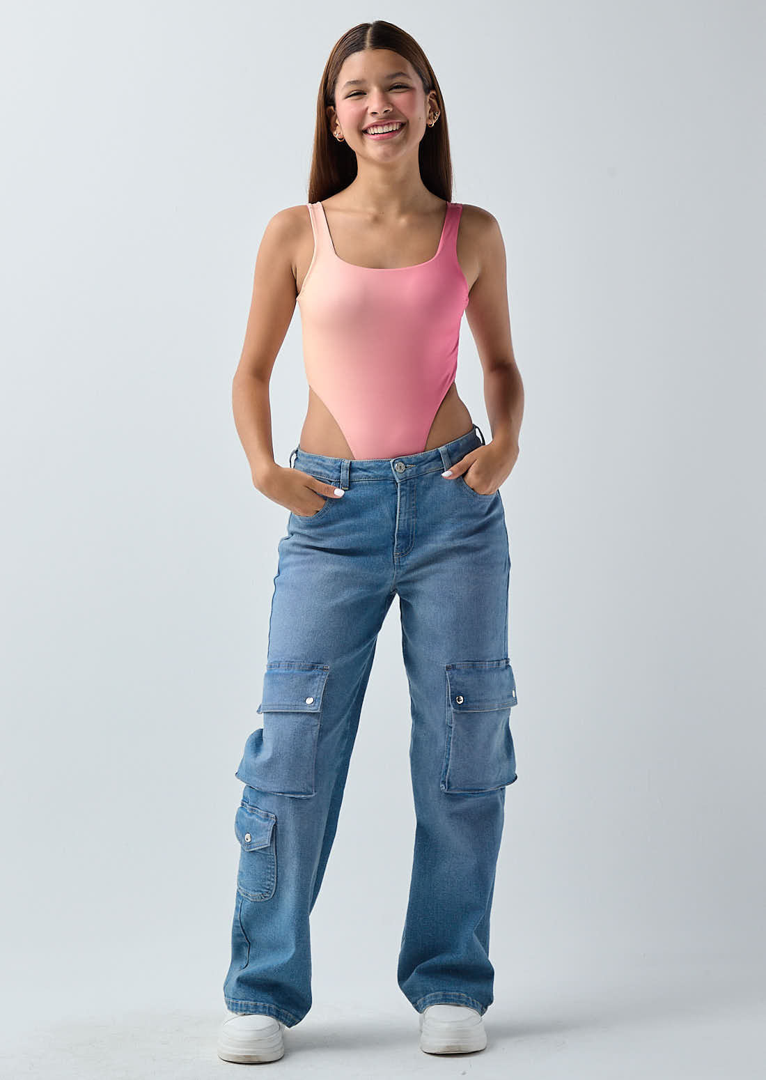 Jean cargo medio y bolsillos con tapas para adolescentes