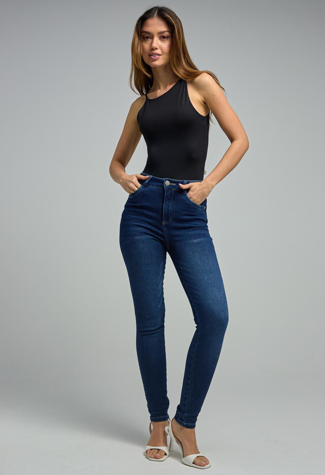 Jean elastik oscuro con alforzas para mujeres