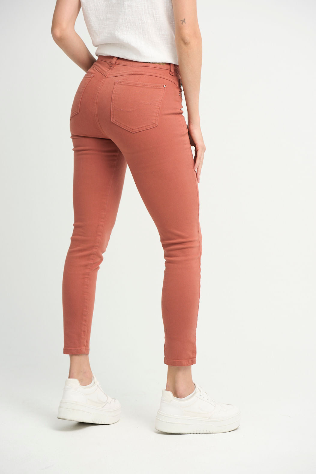 Pantalón levantacola café con bolsillos para mujeres