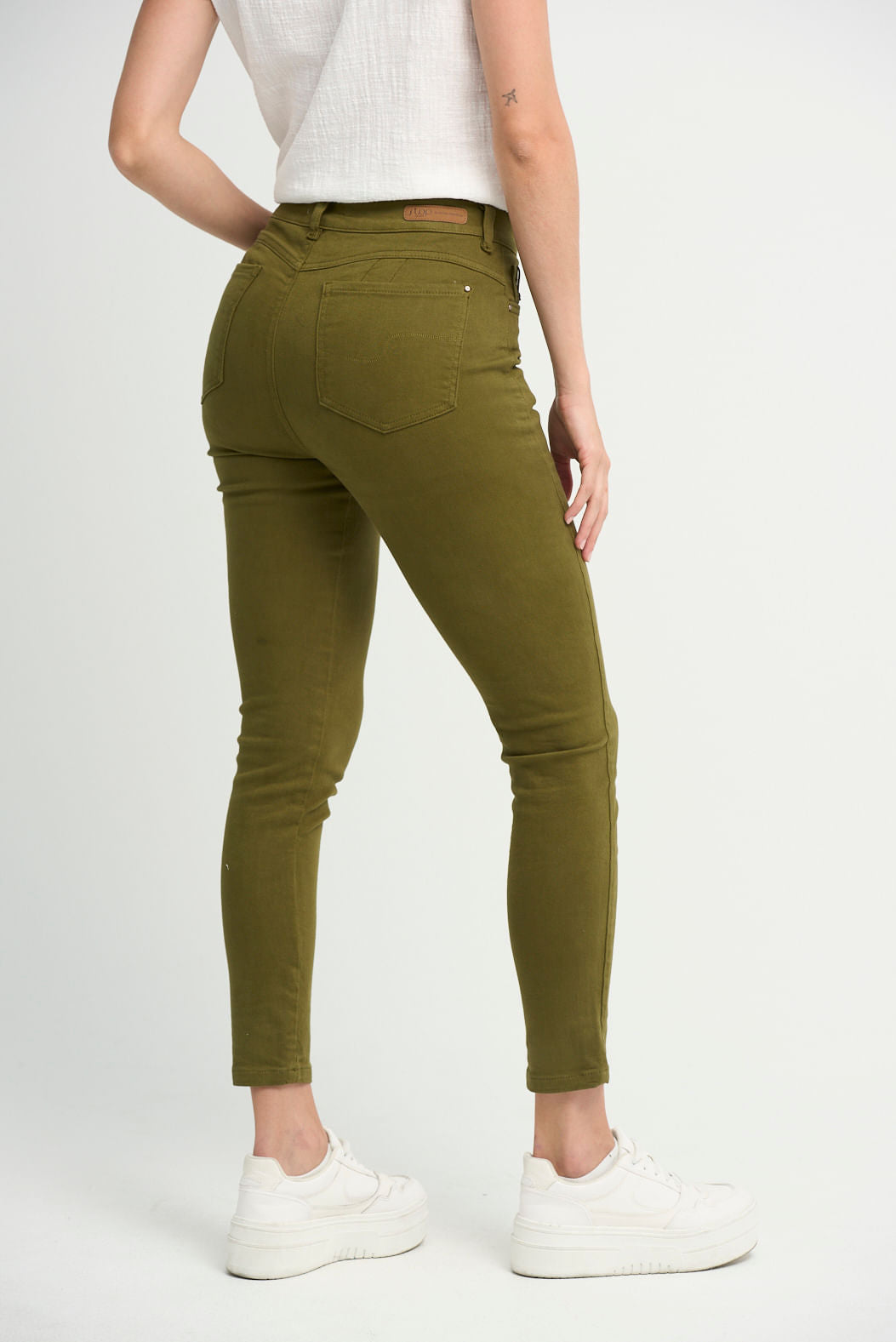 Pantalón levantacola verde con bolsillos para mujeres