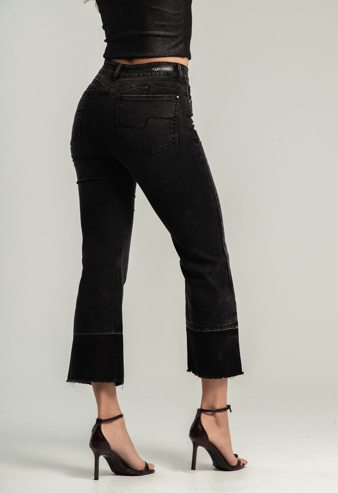 Jean levantacola negro con detalle en bota para mujeres