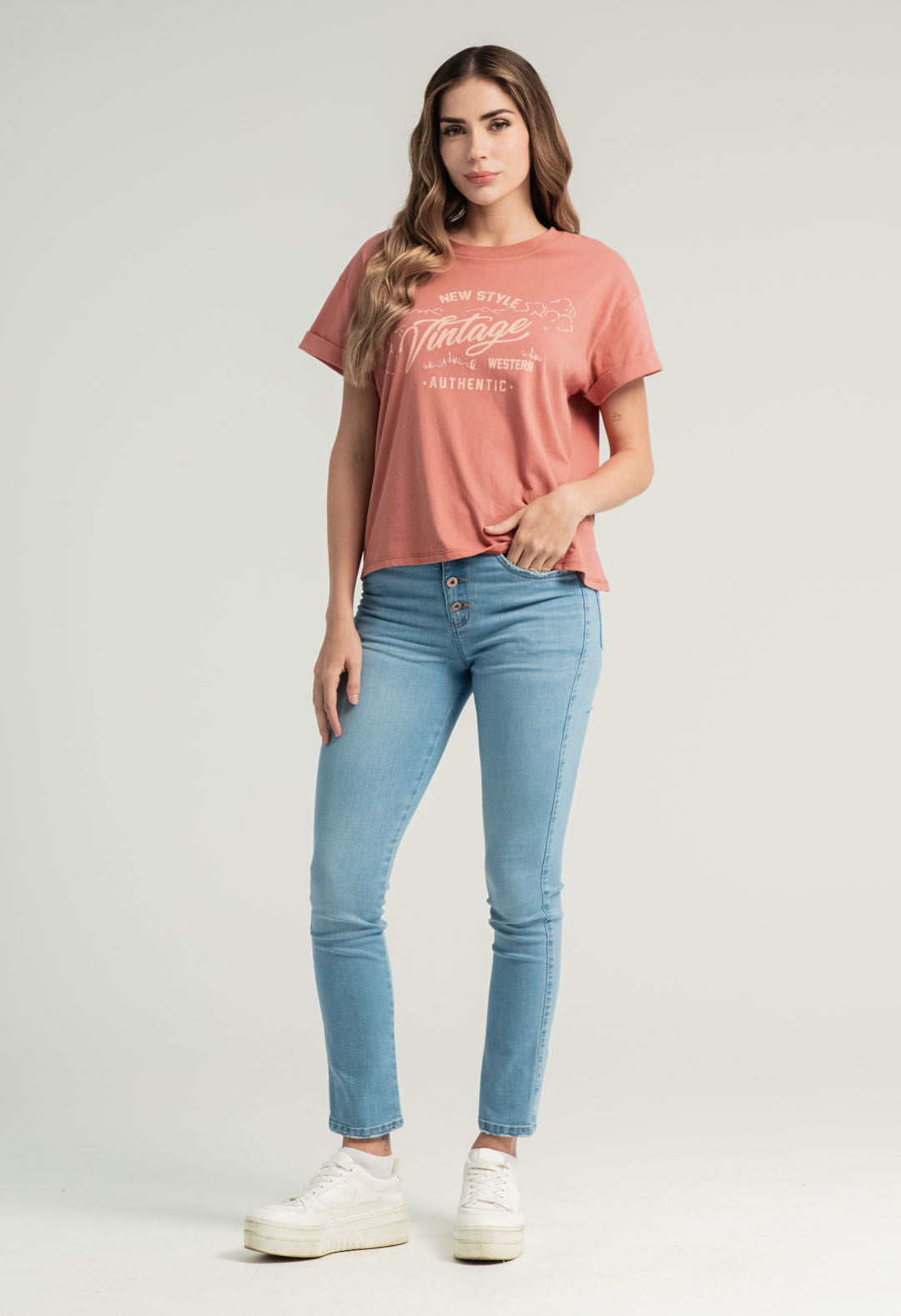 Jeans levantacola claros para mujer de la marca Stop con botones expuestos y diseño ajustado.