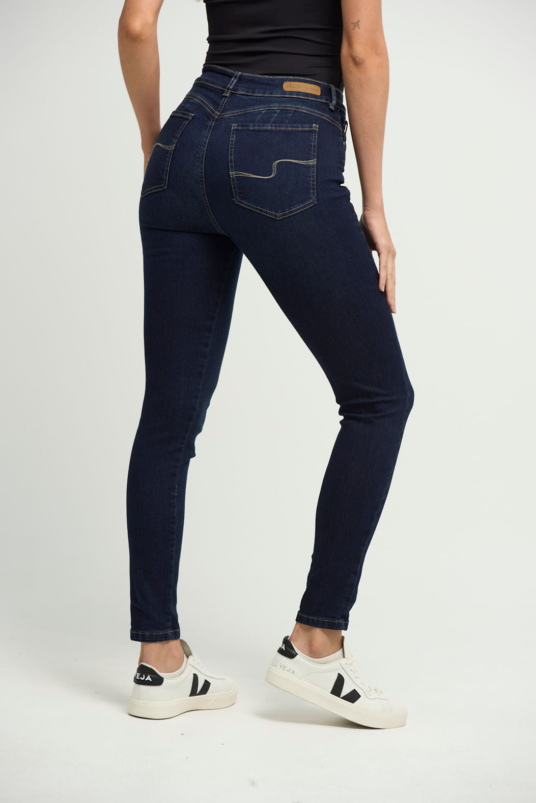 Jean levantacola azul medio oscuro con bolsillos para mujeres