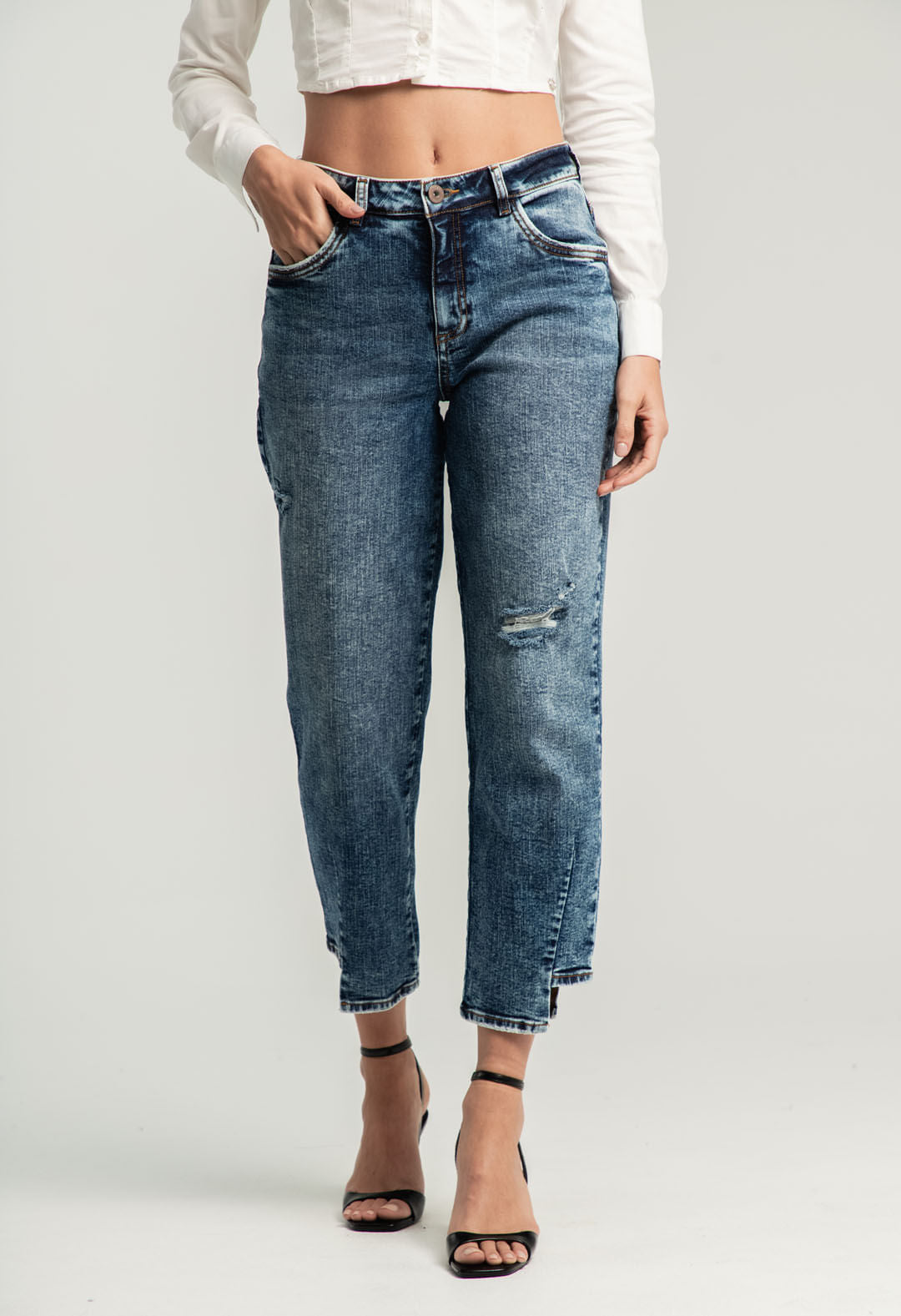 Jeans mom de mujer de Stop con detalles en las botas, estilo medio, mostrando el diseño y ajuste casual en la imagen.