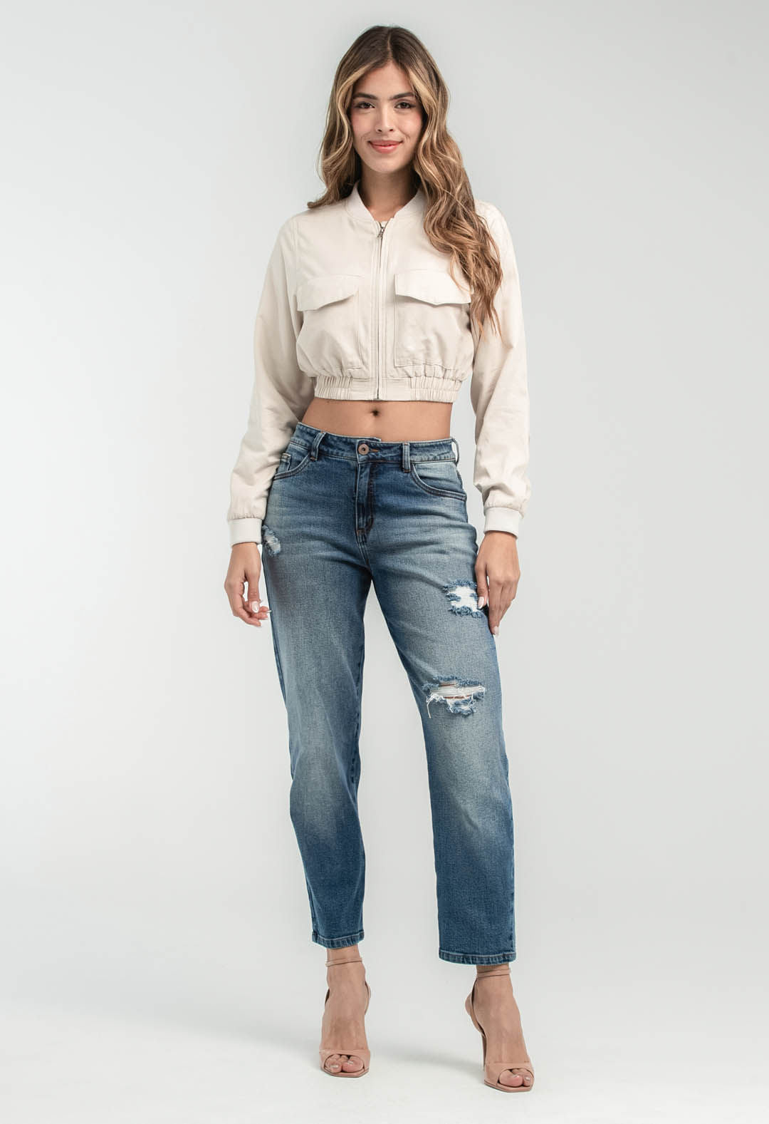 Jeans mom mujer Stop de mezclilla con desgastes en la rodilla y estilo medio, vistas frontales en color azul.