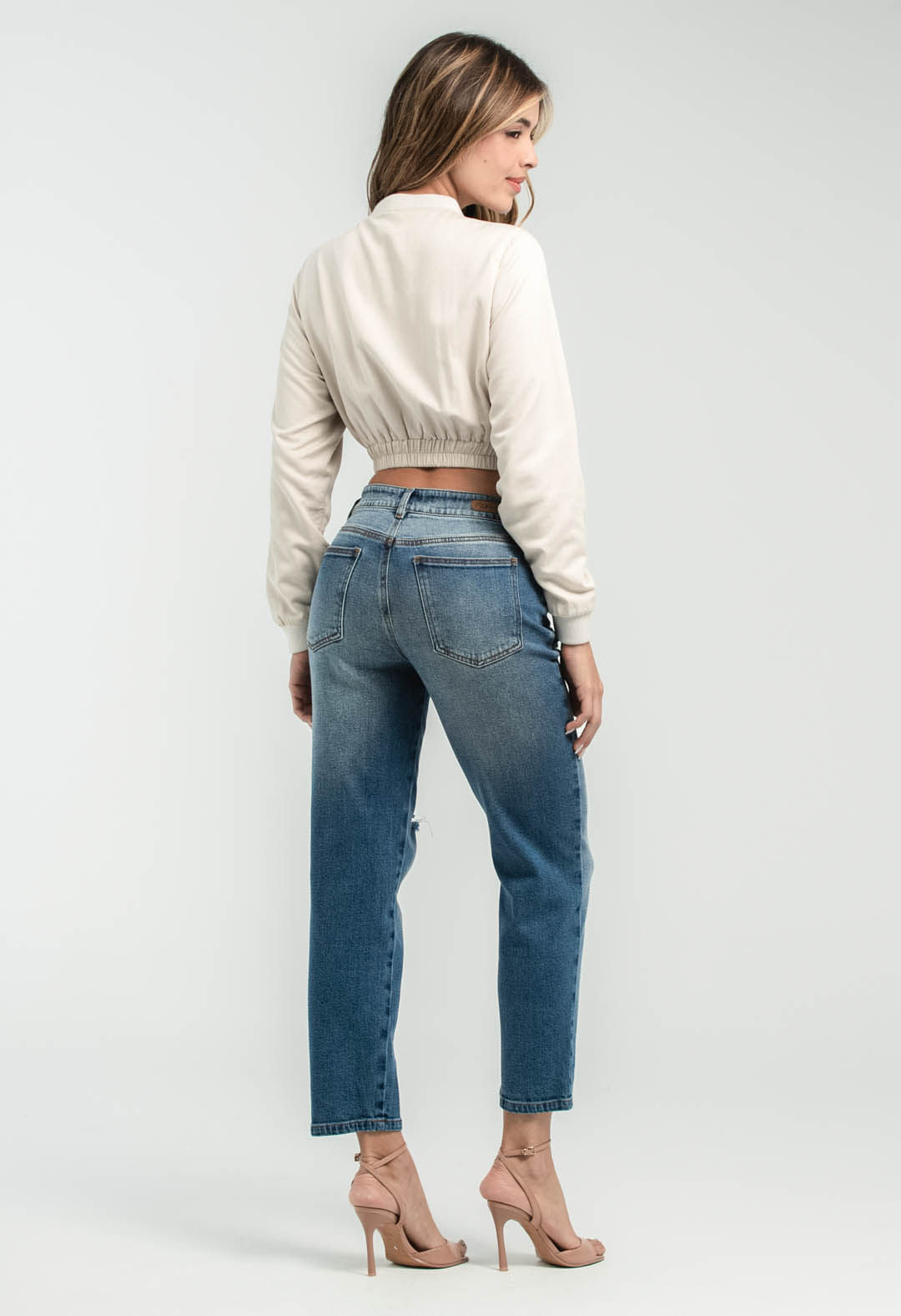 Pantalones jeans mom con desgaste medio para mujer, estilo casual y cómodo, marca Stop, vista frontal en color azul claro.