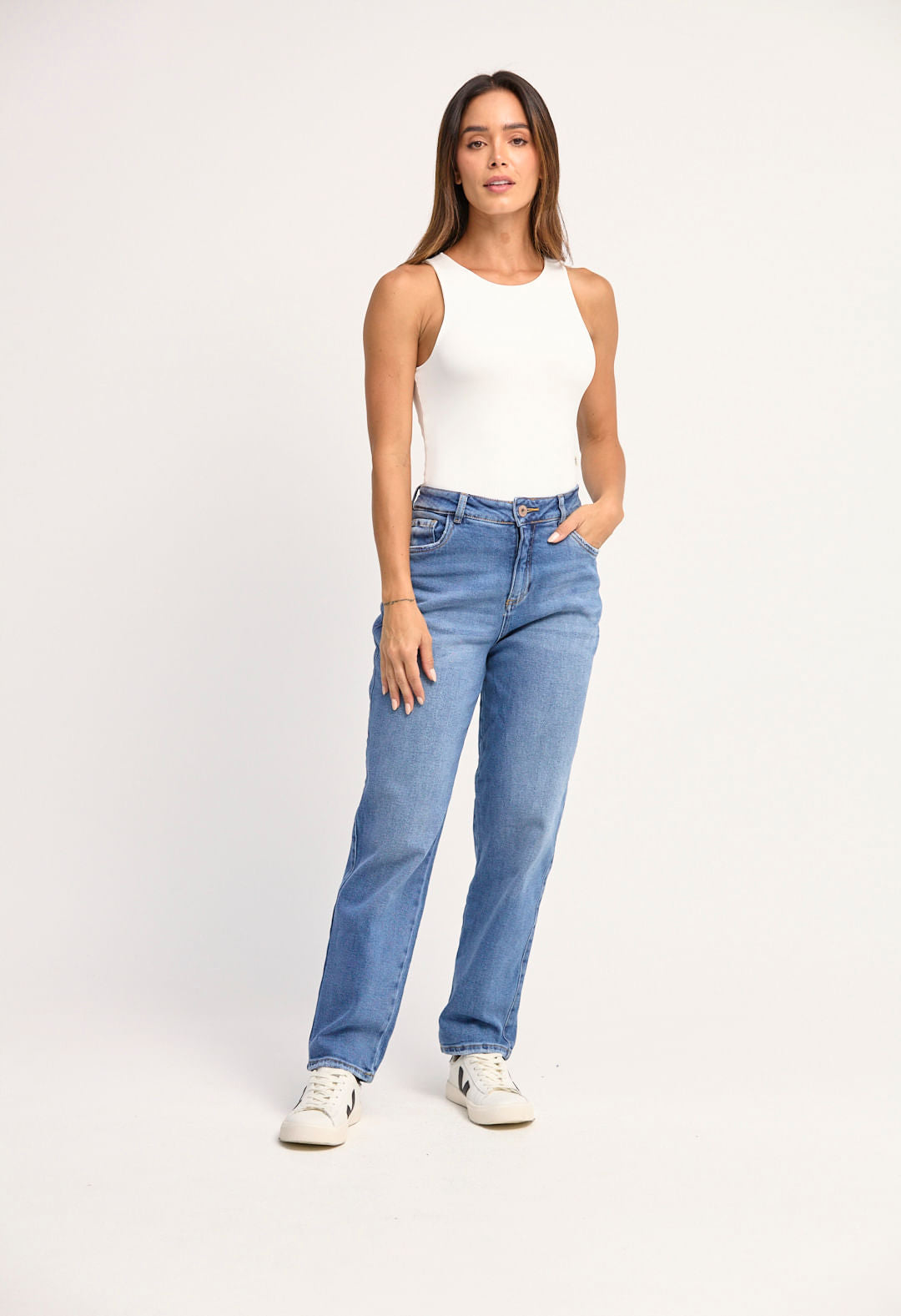 Jean mom jean medio claro tiro alto para mujeres