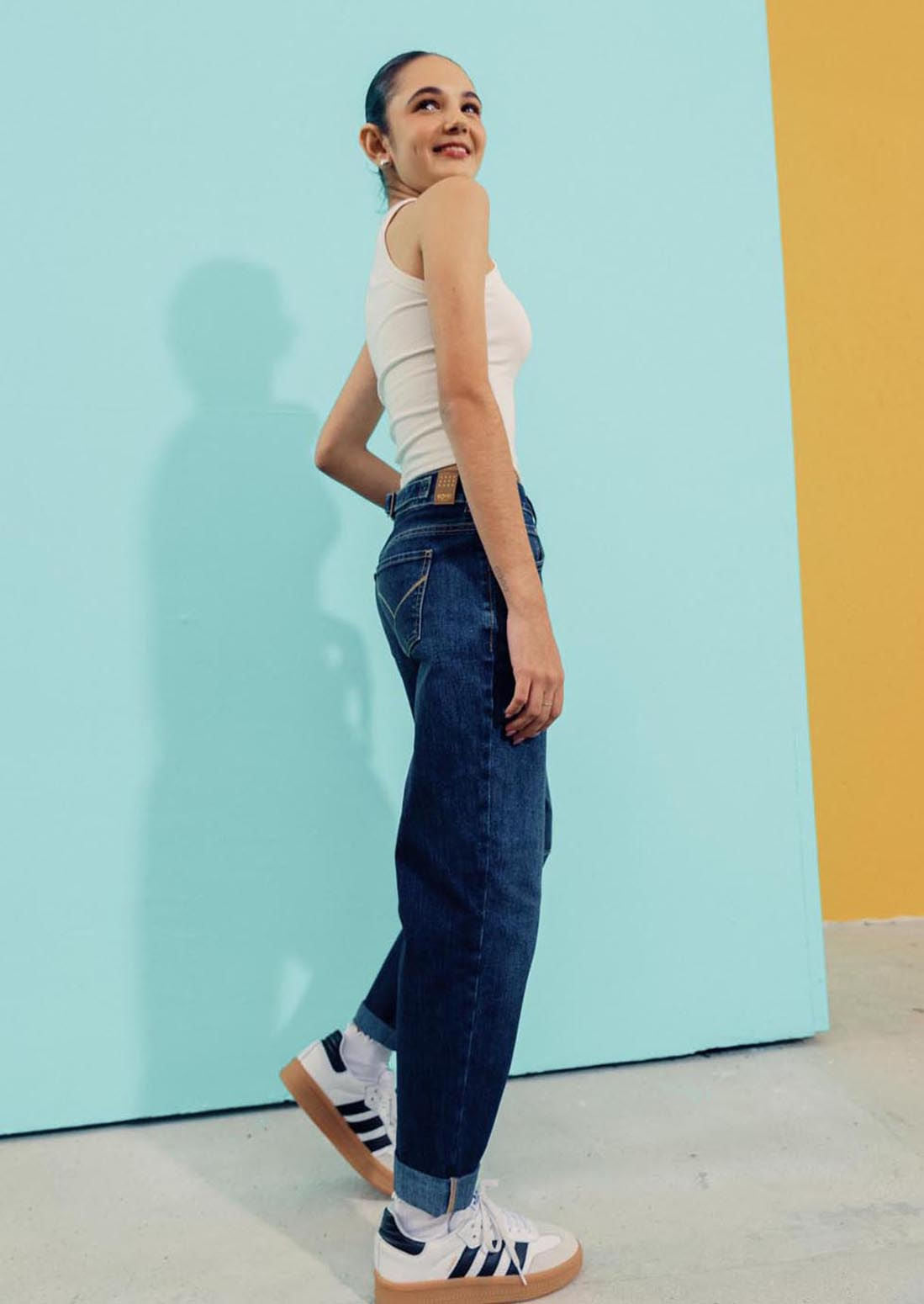 Jean mom jean medio oscuro tiro alto para adolescentes