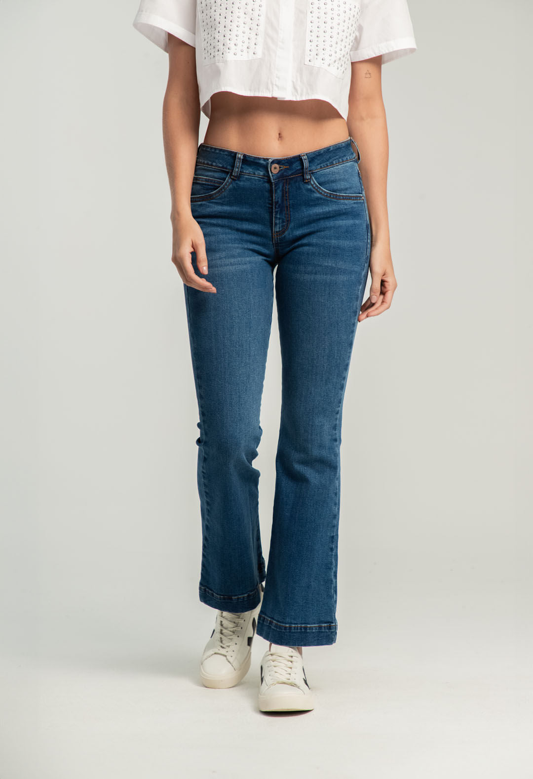 Jeans tejano de lavado medio y tiro alto para mujeres, marca Stop, con ajuste clásico y detalles en el dobladillo.