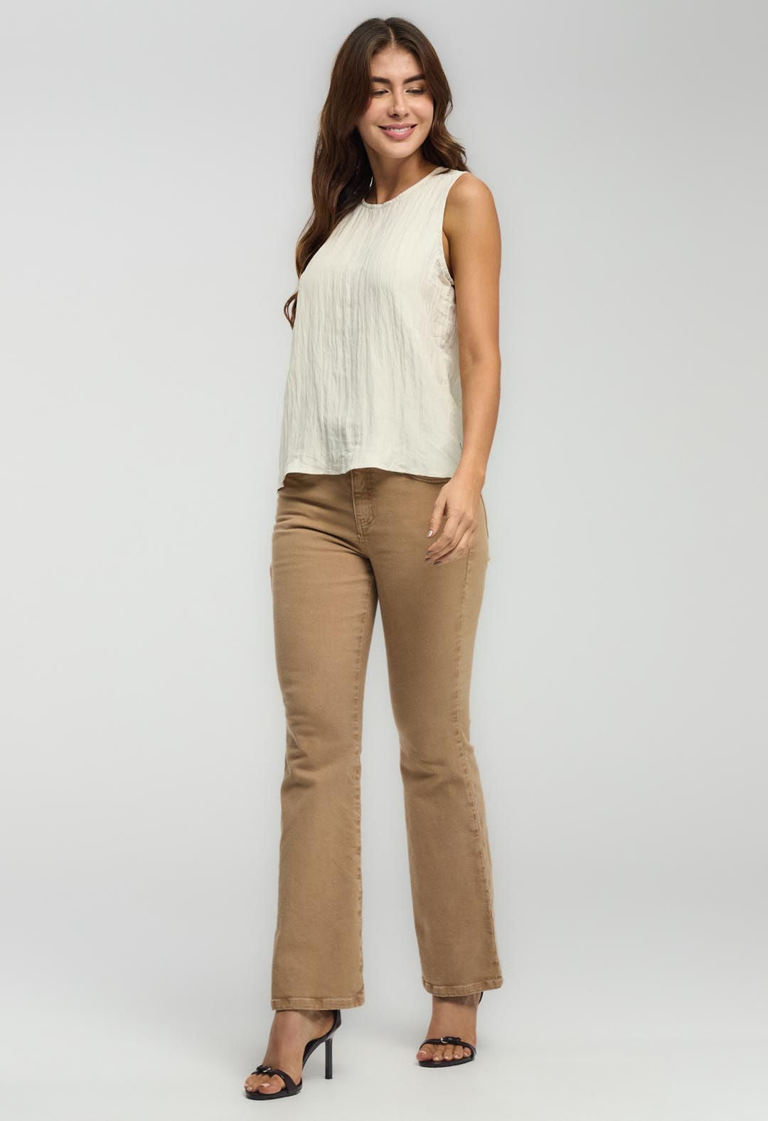 Pantalón tejano arena de doble pretina para mujeres de la marca Stop, con diseño ajustado y detalles en la cintura.