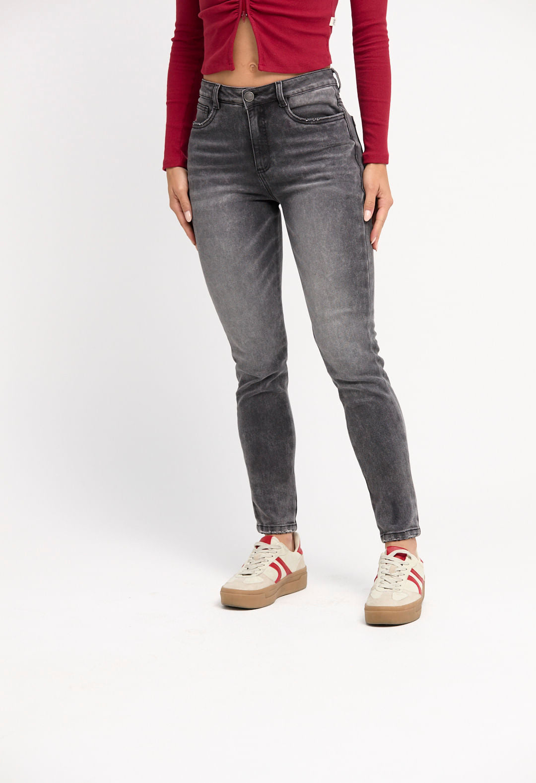 Pantalón vaquero gris para mujer de la marca Stop, fondo entero con diseño clásico y cinturilla ajustada.