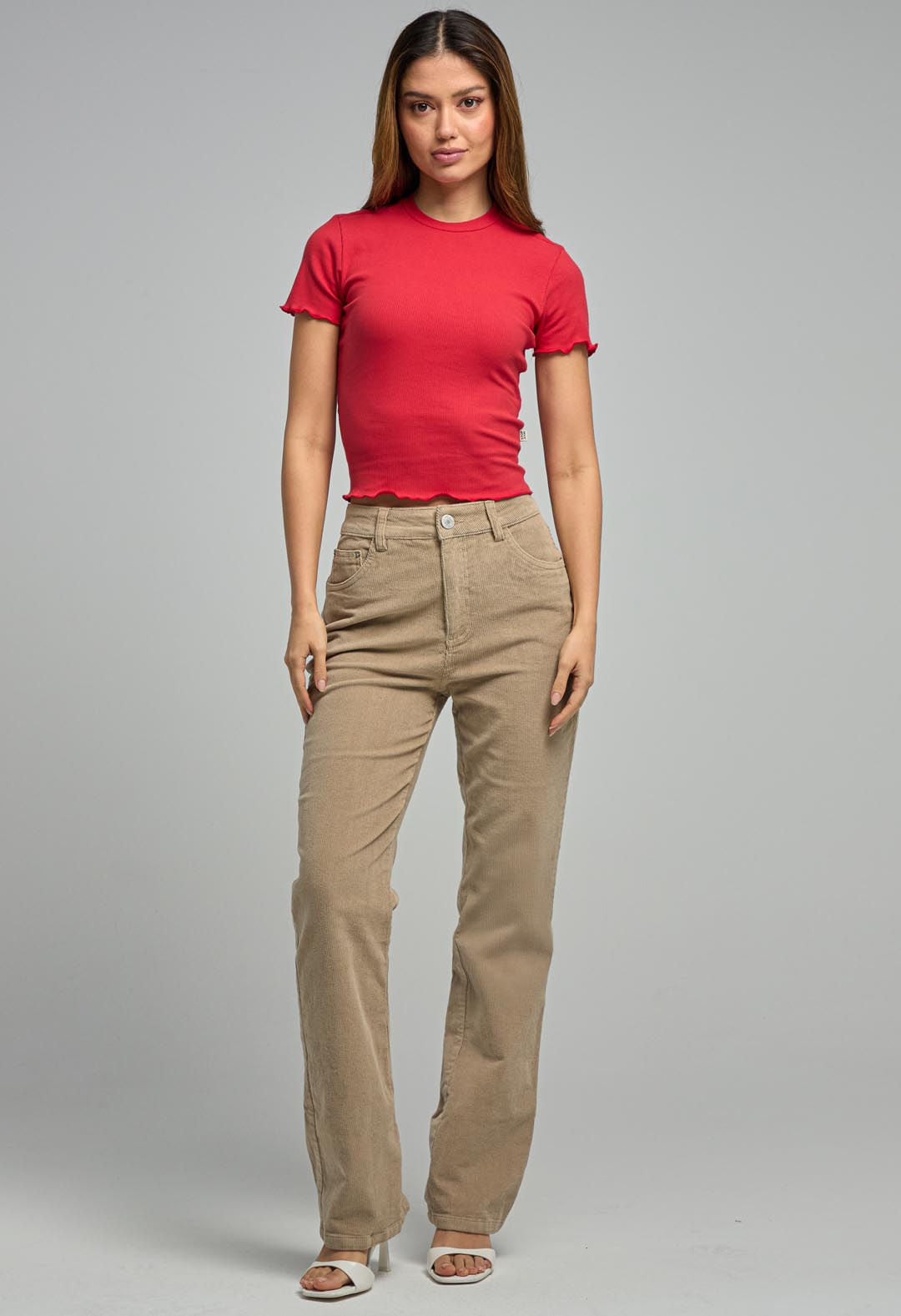 Pantalón vaquero de color arena en corduroy para mujeres de la marca Stop, estilo cómodo y a la moda.