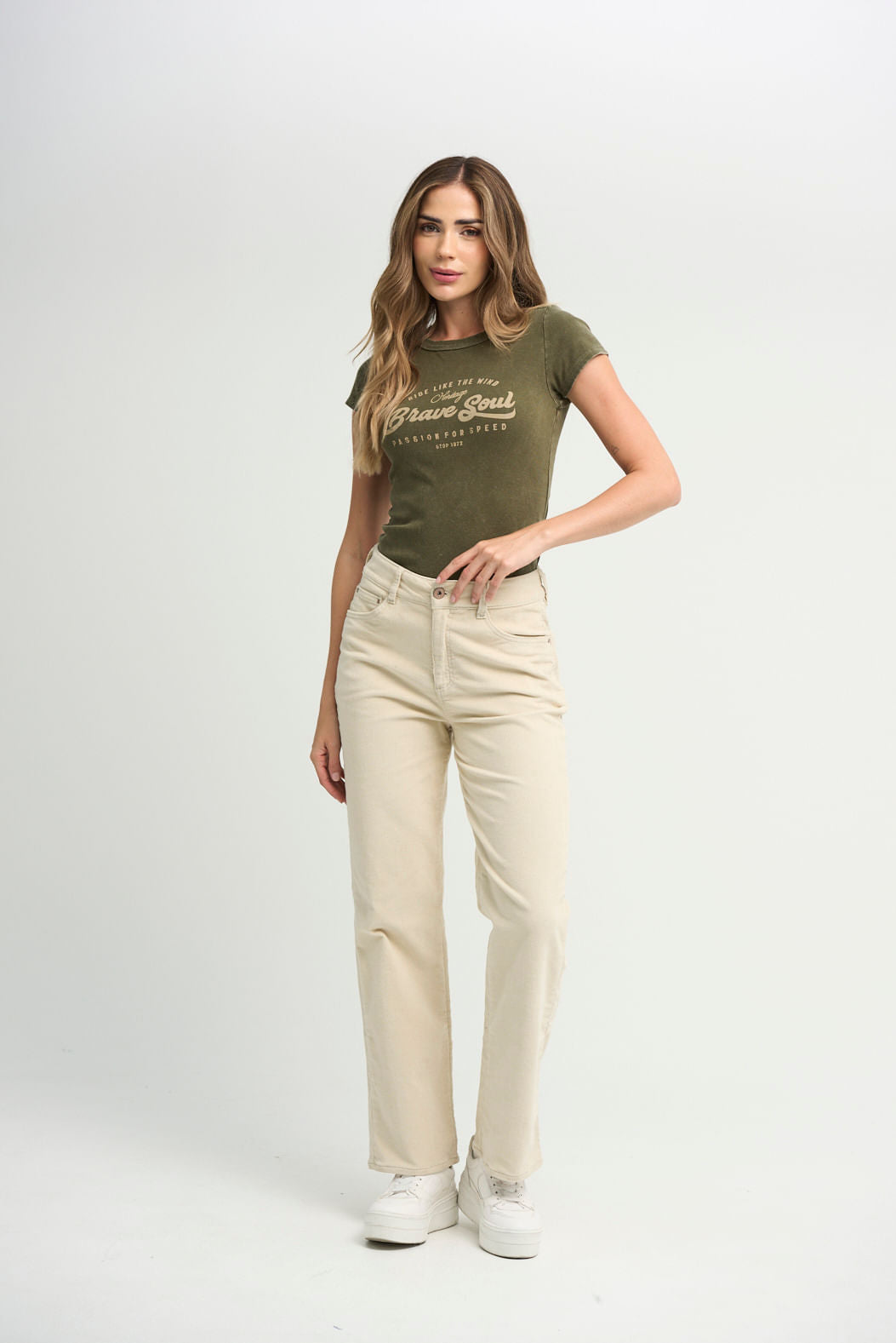 Pantalón vaquero marfil en corduroy para mujeres de la marca Stop, vista frontal con detalles de costura y cinturilla.