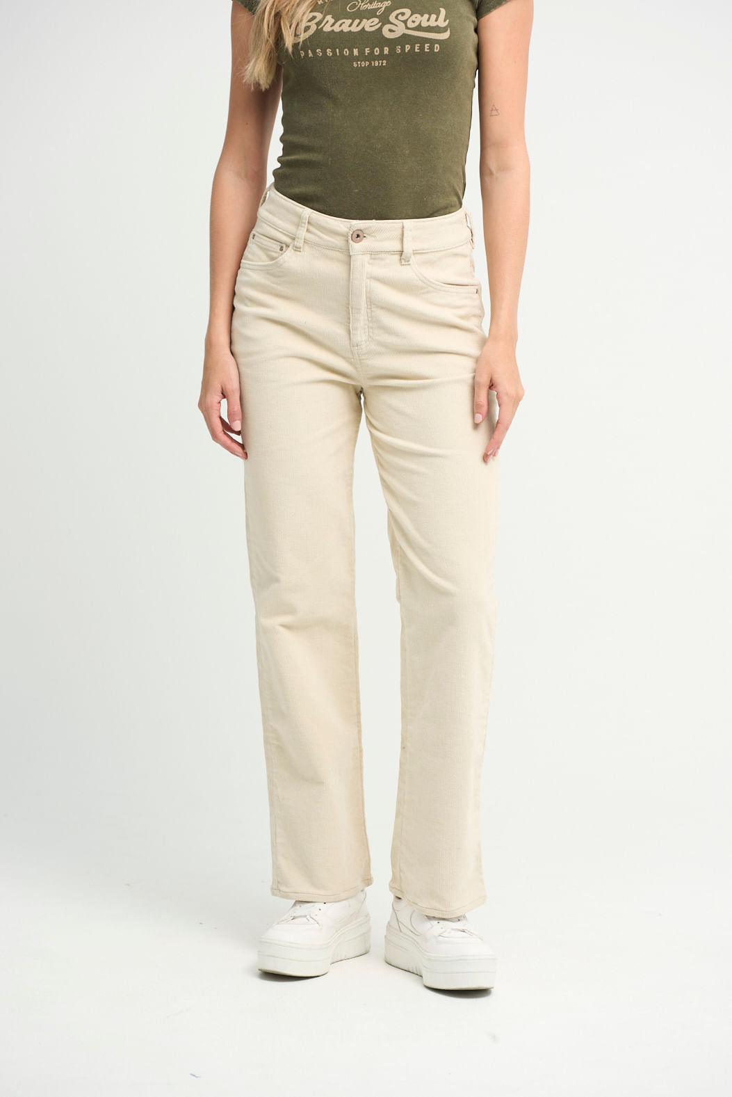 Pantalón vaquero marfil en corduroy para mujeres de la marca Stop, con diseño ajustado y textura suave.