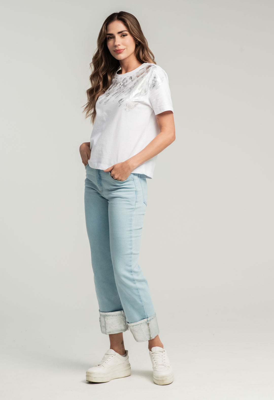 Jeans vaqueros claros con brillo en la bota para mujer de la marca Stop, con detalles de brillo en la parte inferior.