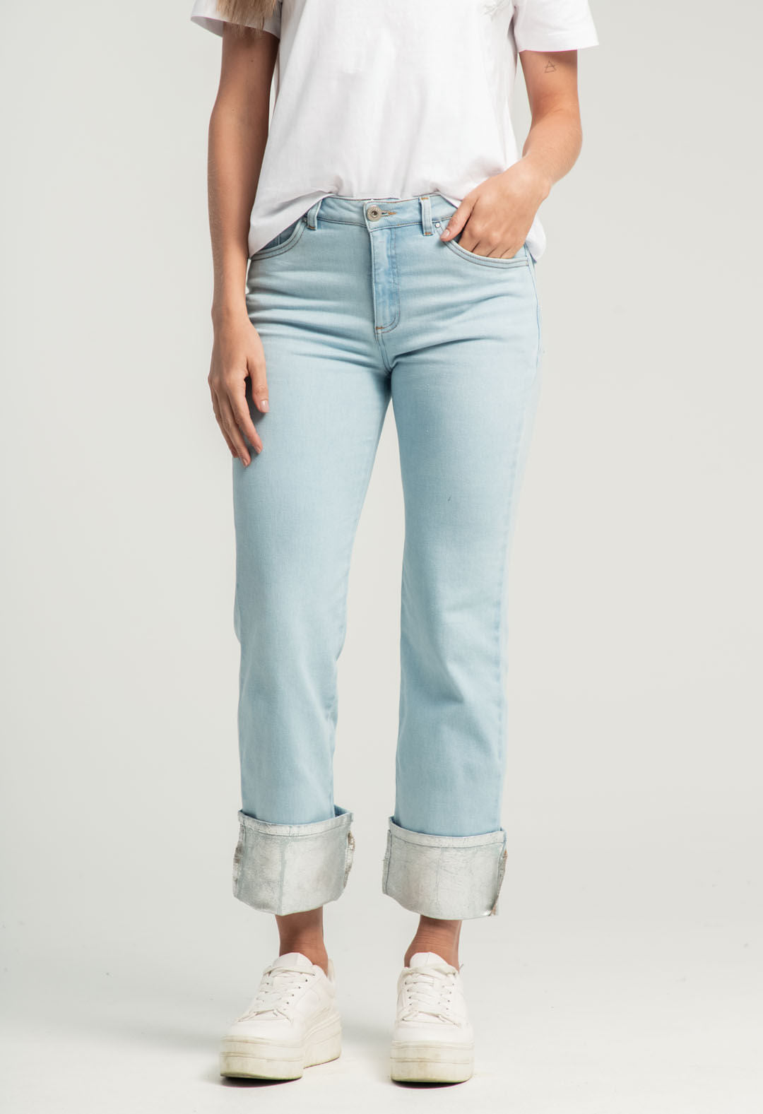 Vaquero claro para mujer con brillo en la bota, pantalones Jean de la marca Stop, con diseño moderno y estilo casual.