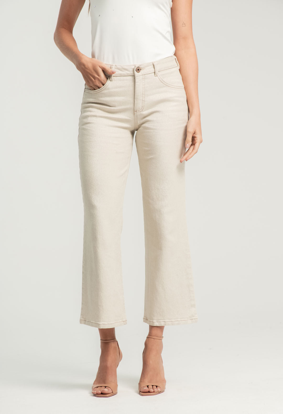 Pantalón vaquero para mujer en color arena con efecto brillo, tela de mezcla y estilo moderno, marca Stop.