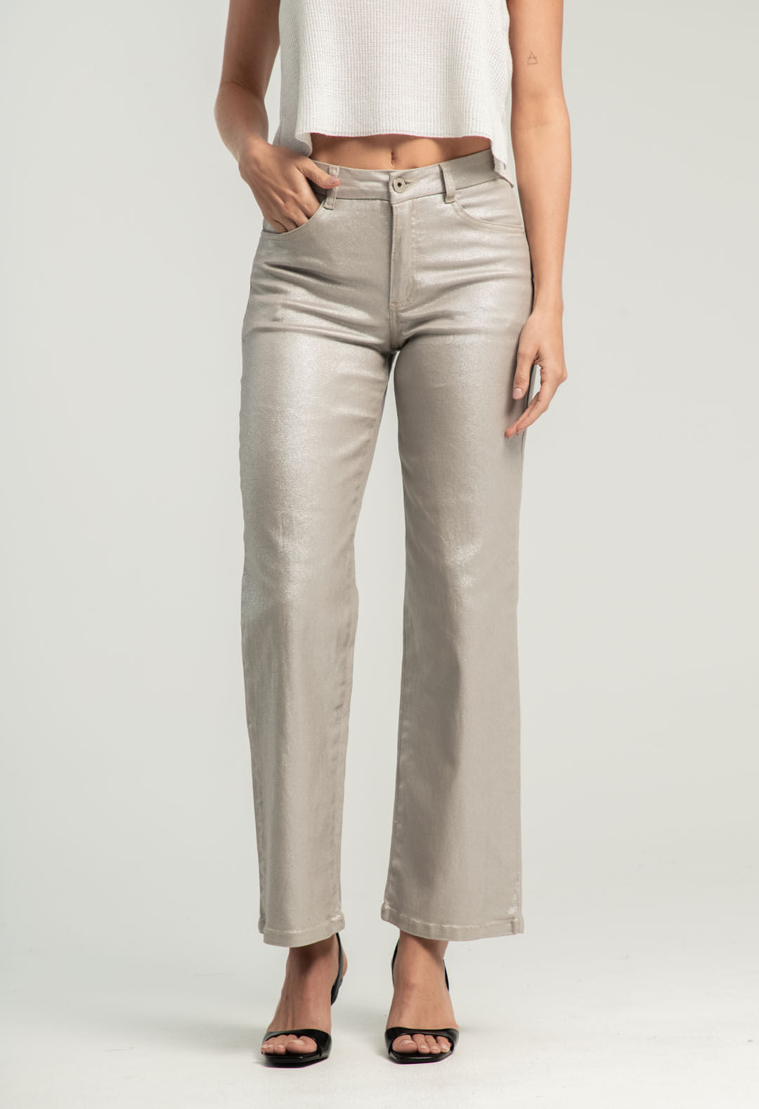 Pantalón vaquero plata con efecto brillo para mujeres, jeans de la marca Stop, tela brillante y ajustada, estilo moderno y elegante.