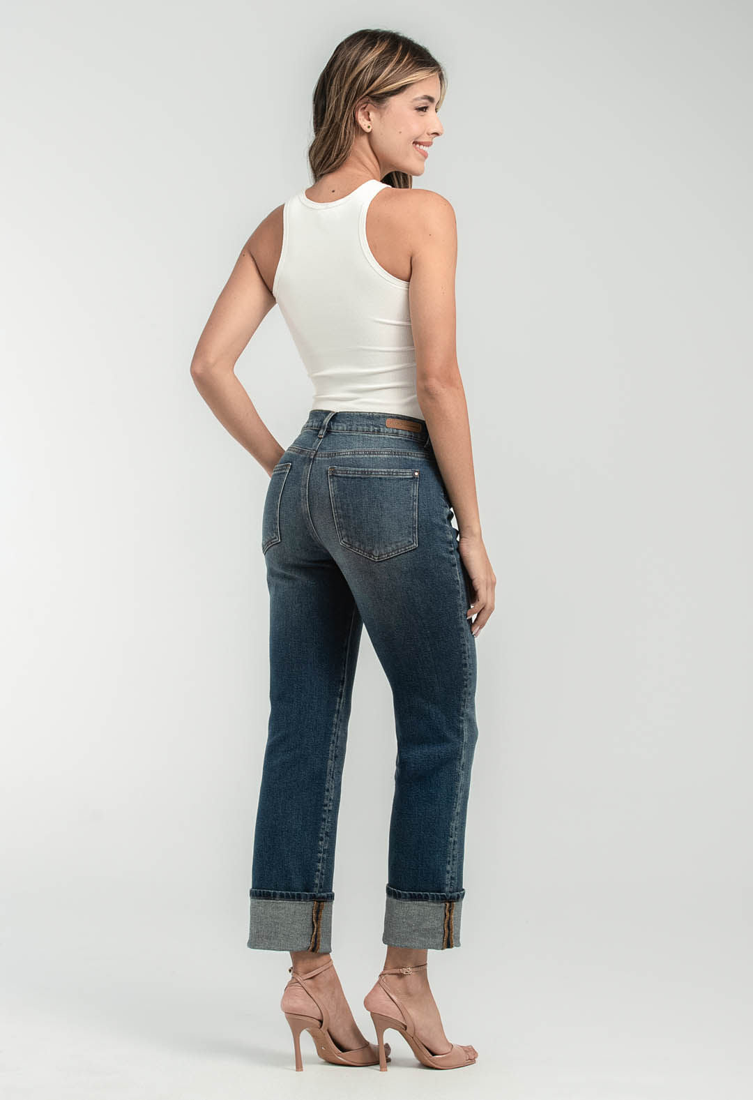 Jeans vaqueros de color medio oscuro para mujer con bota doblada, marca Stop, tela de mezclilla resistente y estilo clásico.
