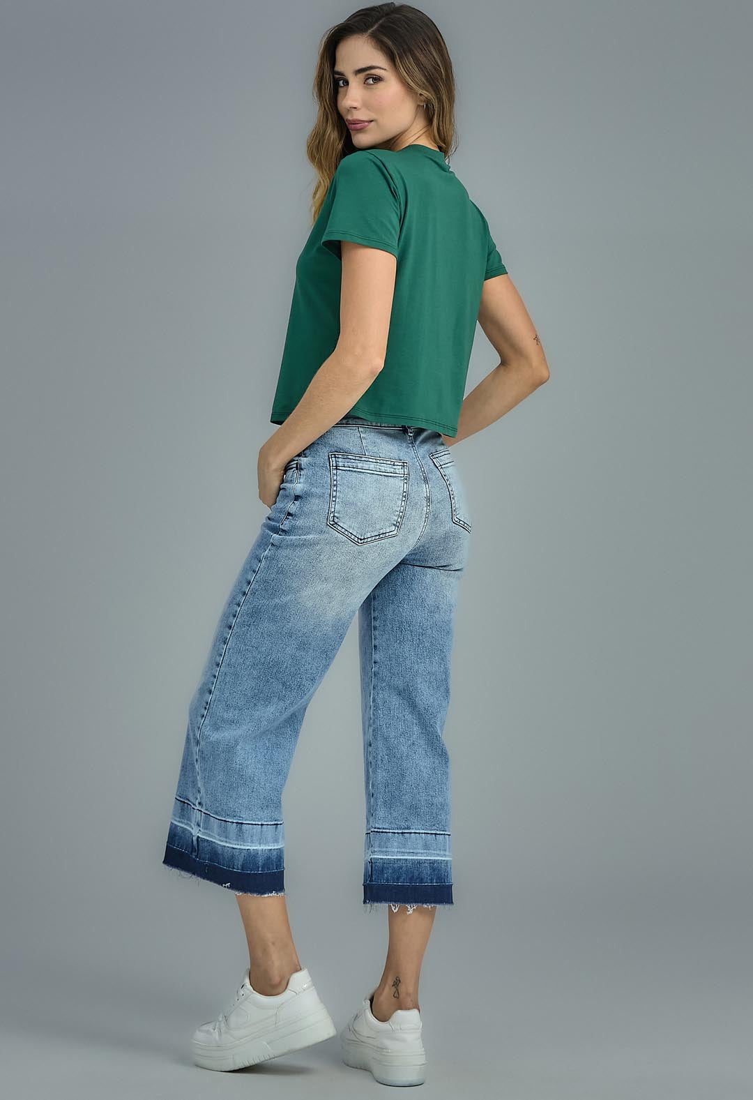 Pantalones jean culotte de talle medio para mujeres, estilo completo, en color clásico, marca Stop, vista frontal.