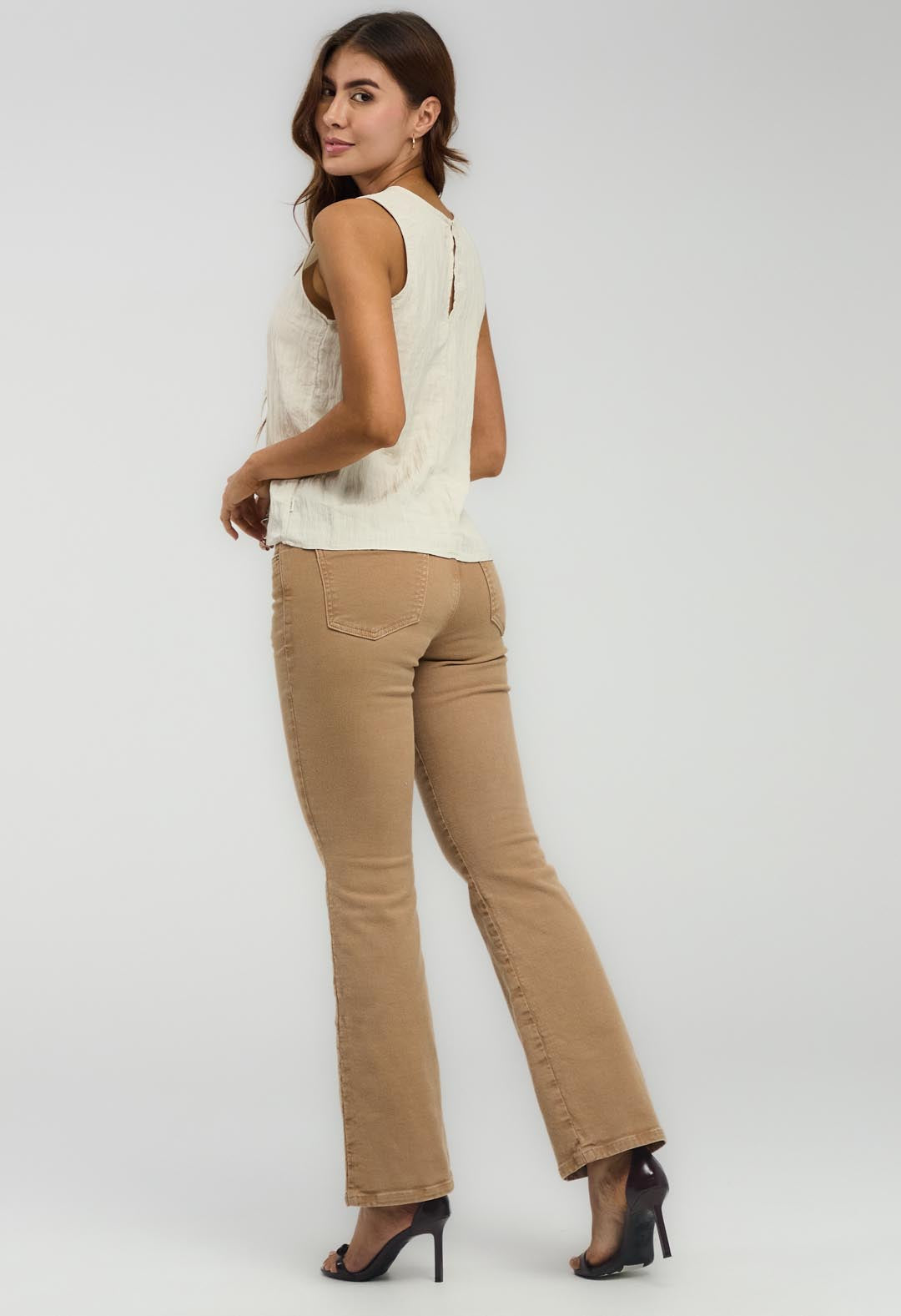 Pantalón tejano color arena de doble pretina para mujeres, estilo moderno y cómodo, marca Stop.