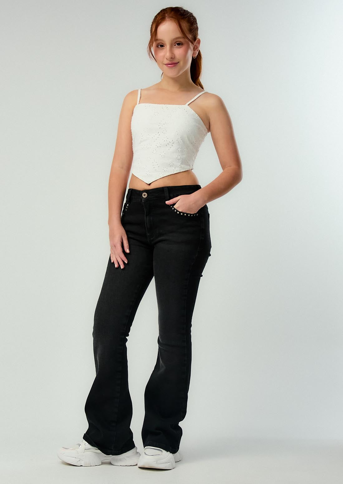 Jean tejano negro con apliques para jóvenes