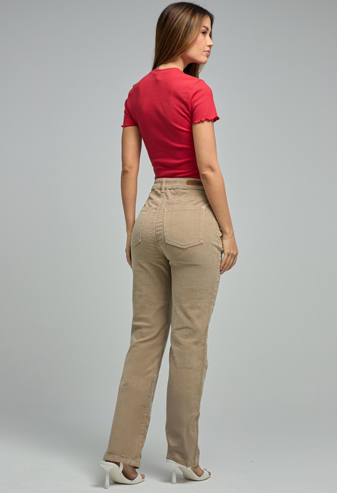 Pantalón vaquero de color arena en corduroy para mujer, estilo casual de la marca Stop, visible en la imagen.