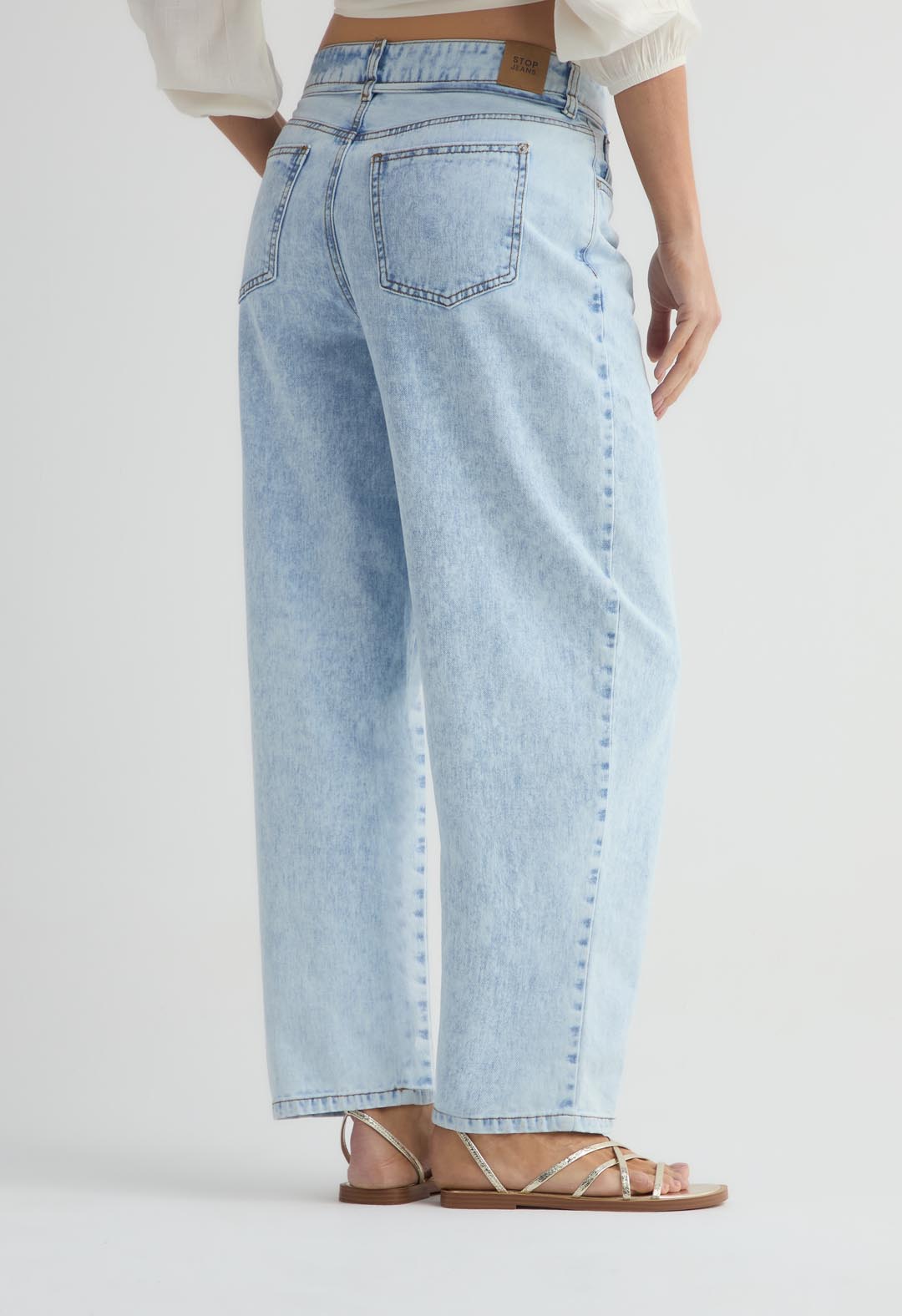 Jean baggy tono claro con cinturón para mujer