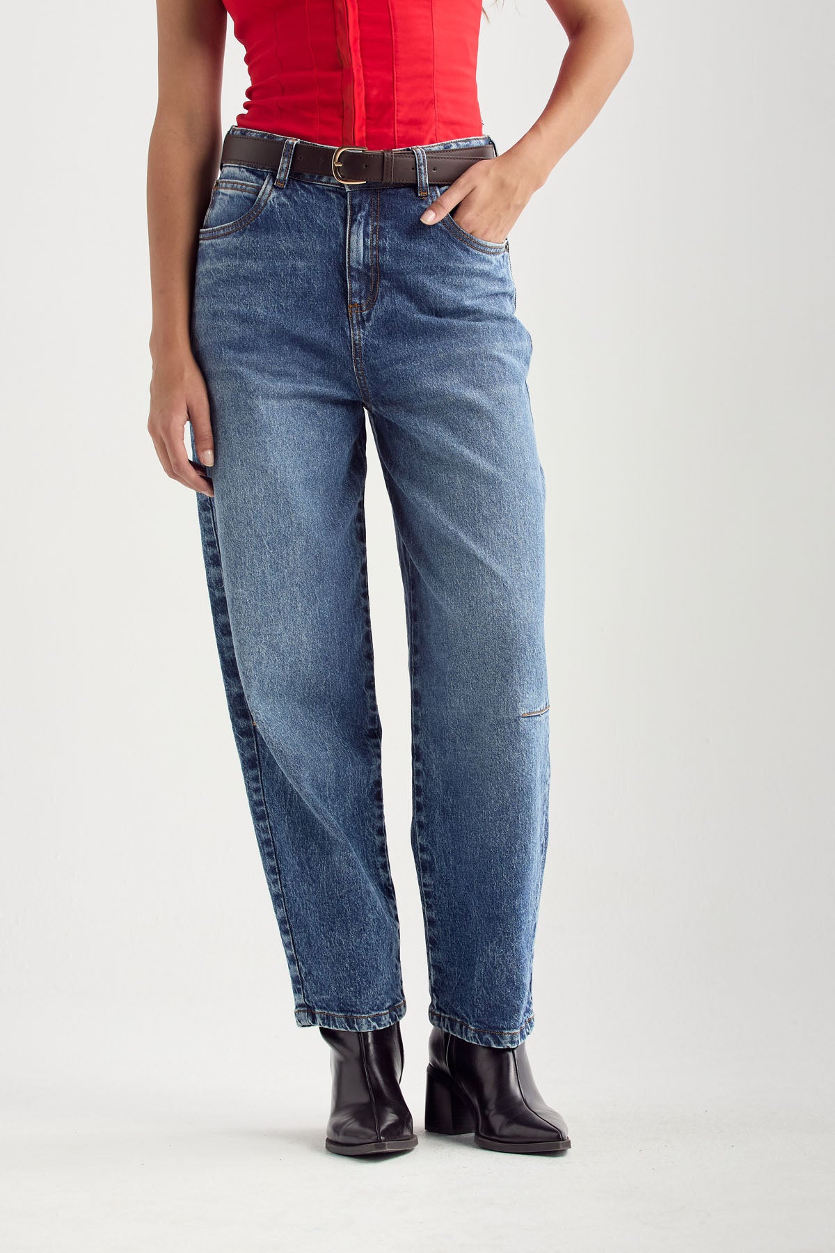 Jean barrel medio oscuro fondo entero para mujer.