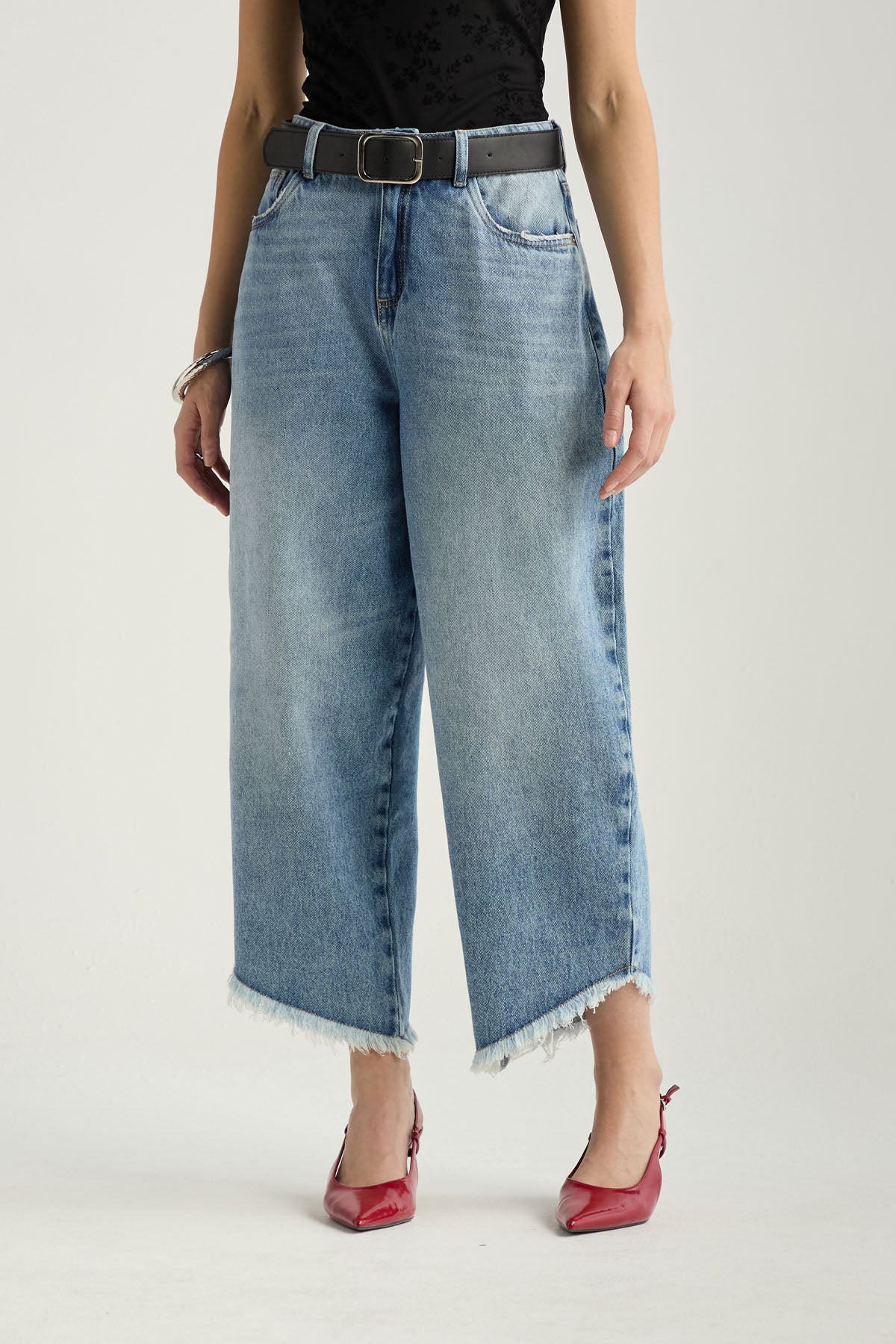 Jean barrel medio con bolsillos funcionales para mujer