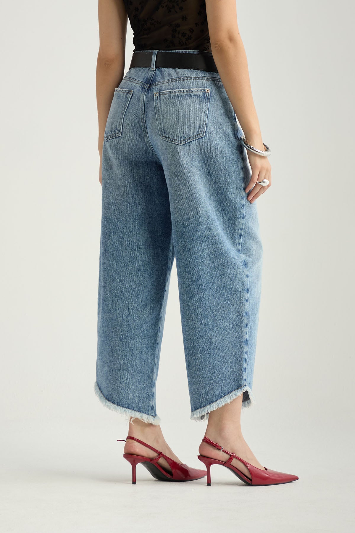 Jean barrel medio con bolsillos funcionales para mujer