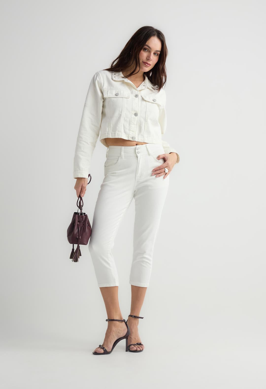 Jean capri blanco con botón decorativo para mujer