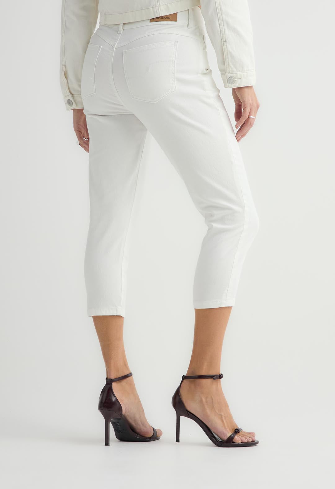 Jean capri blanco con botón decorativo para mujer