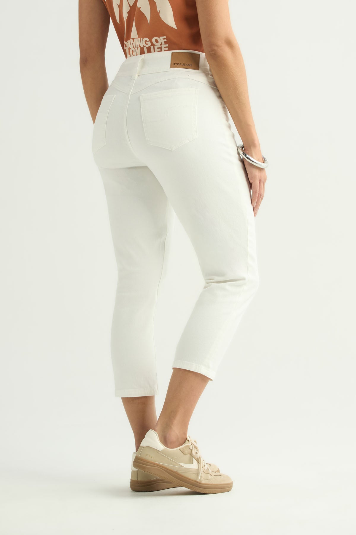 Jean capri blanco con botón decorativo para mujer