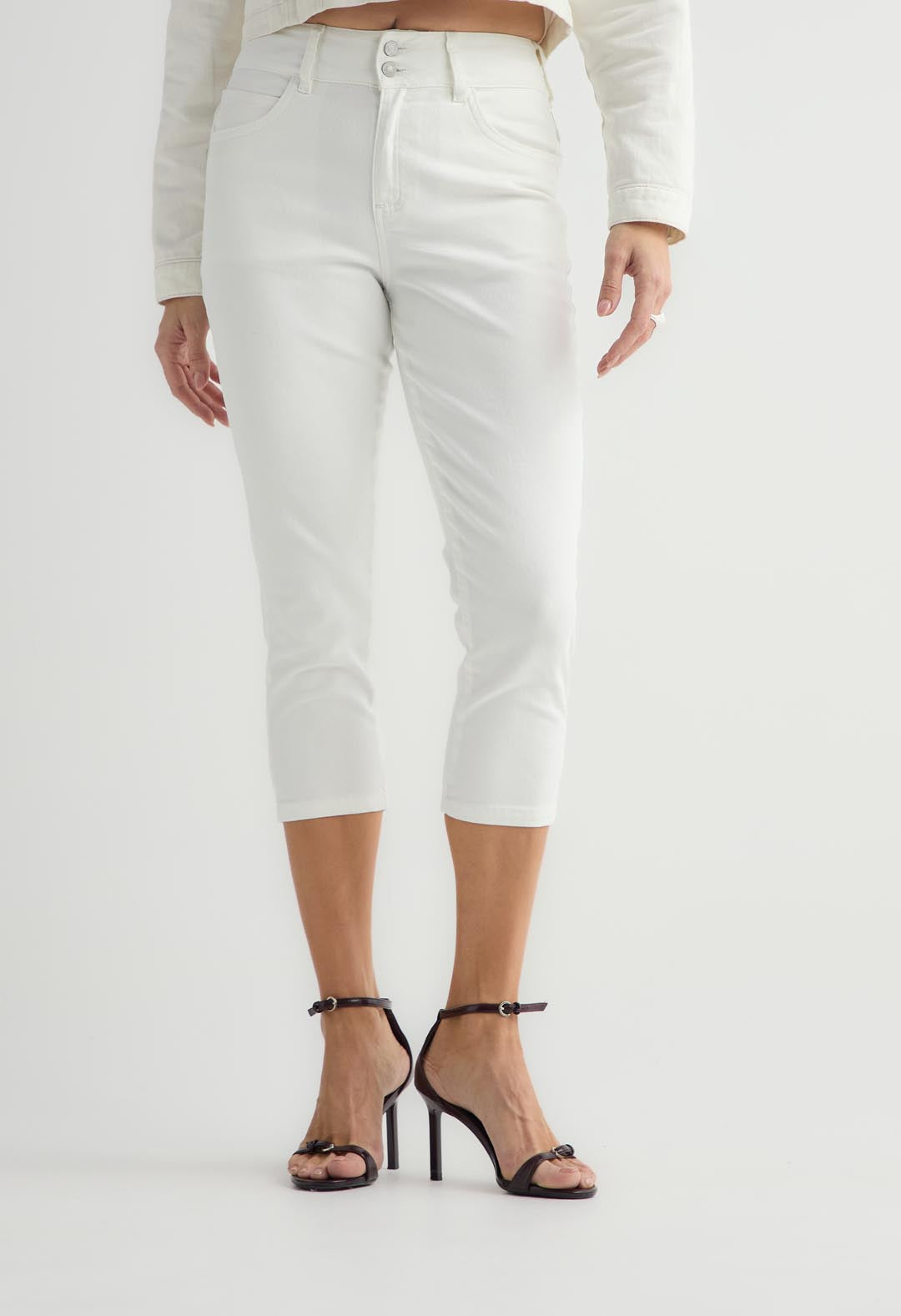 Jean capri blanco con botón decorativo para mujer