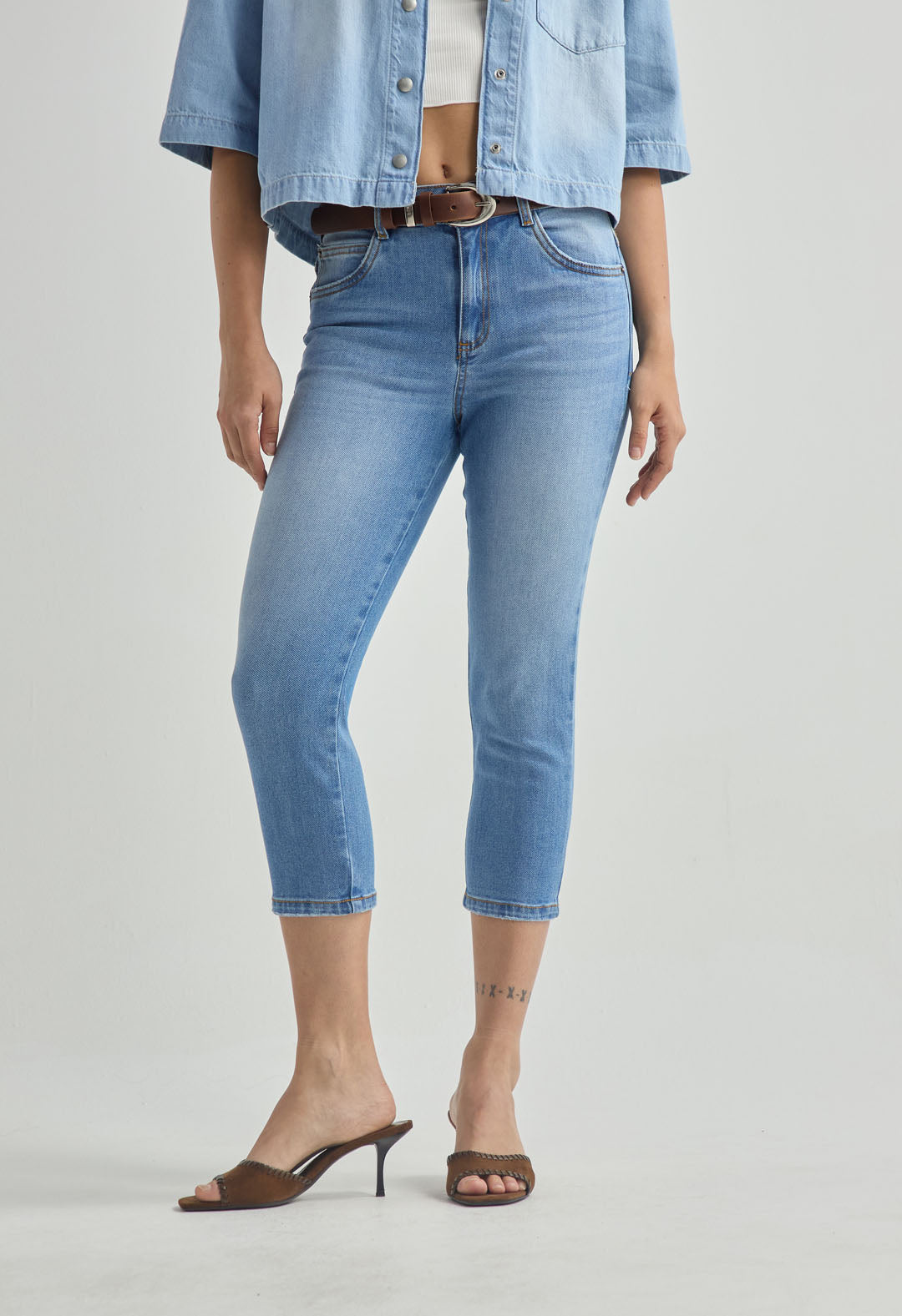 Capri claro tiro alto para mujer