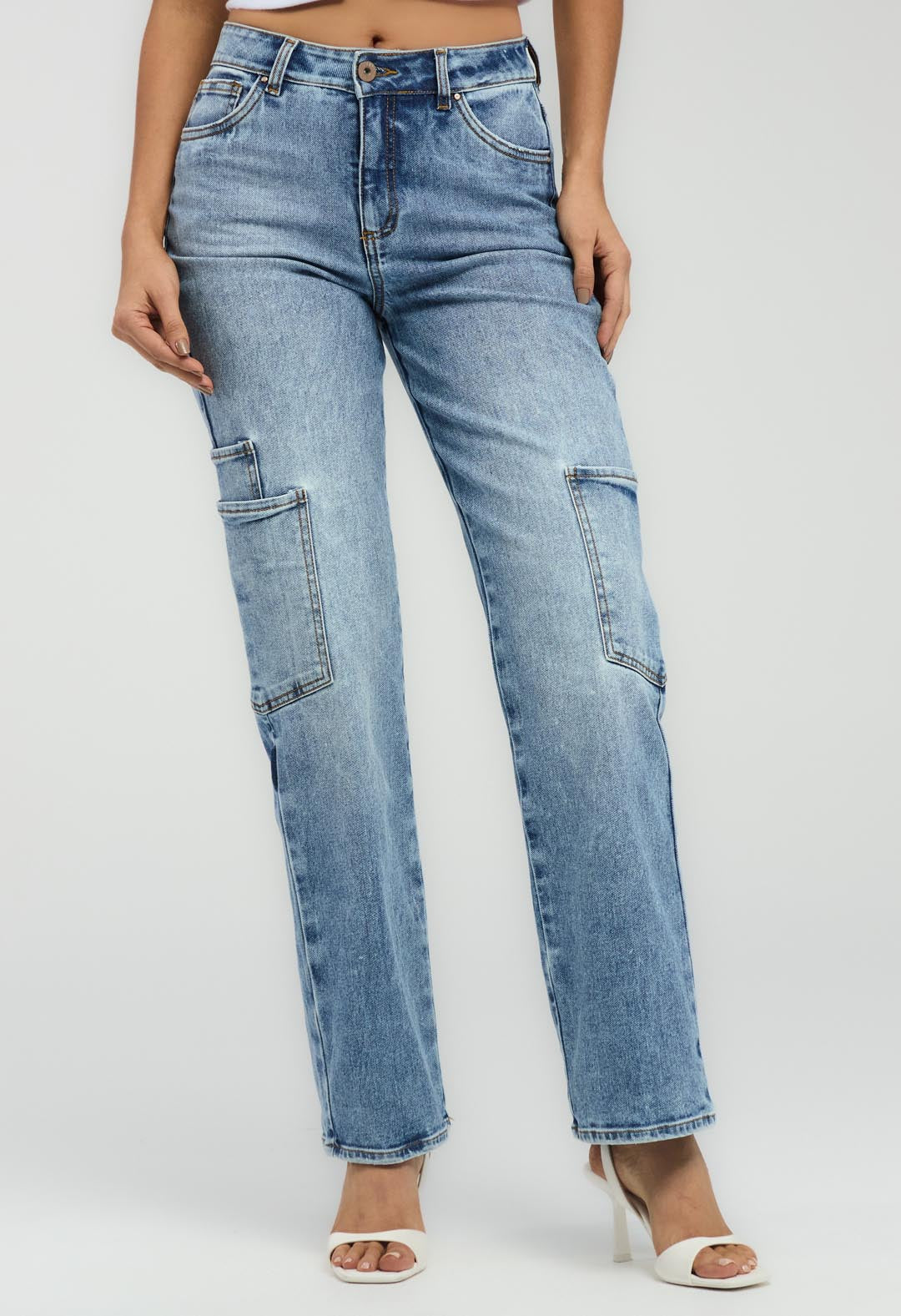 Pantalones jeans cargo para mujeres de talle medio con bolsillos decorativos, marca Stop, mostrando el diseño y detalles del producto