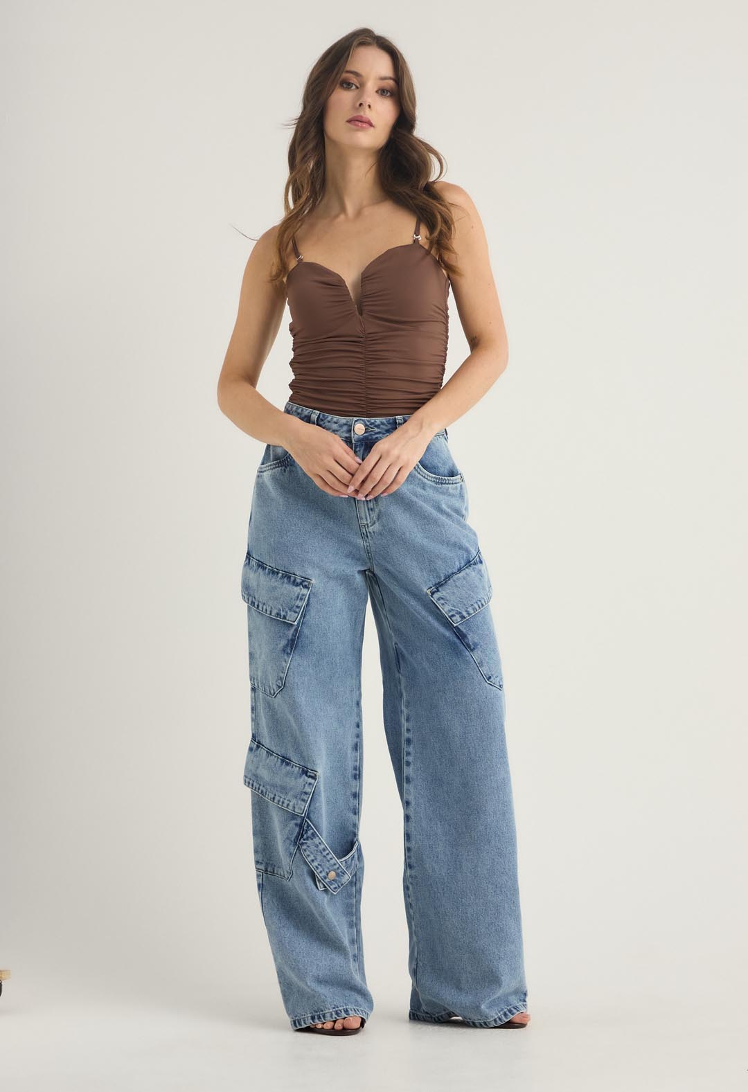 Jean cargo claro con bolsillos para mujer