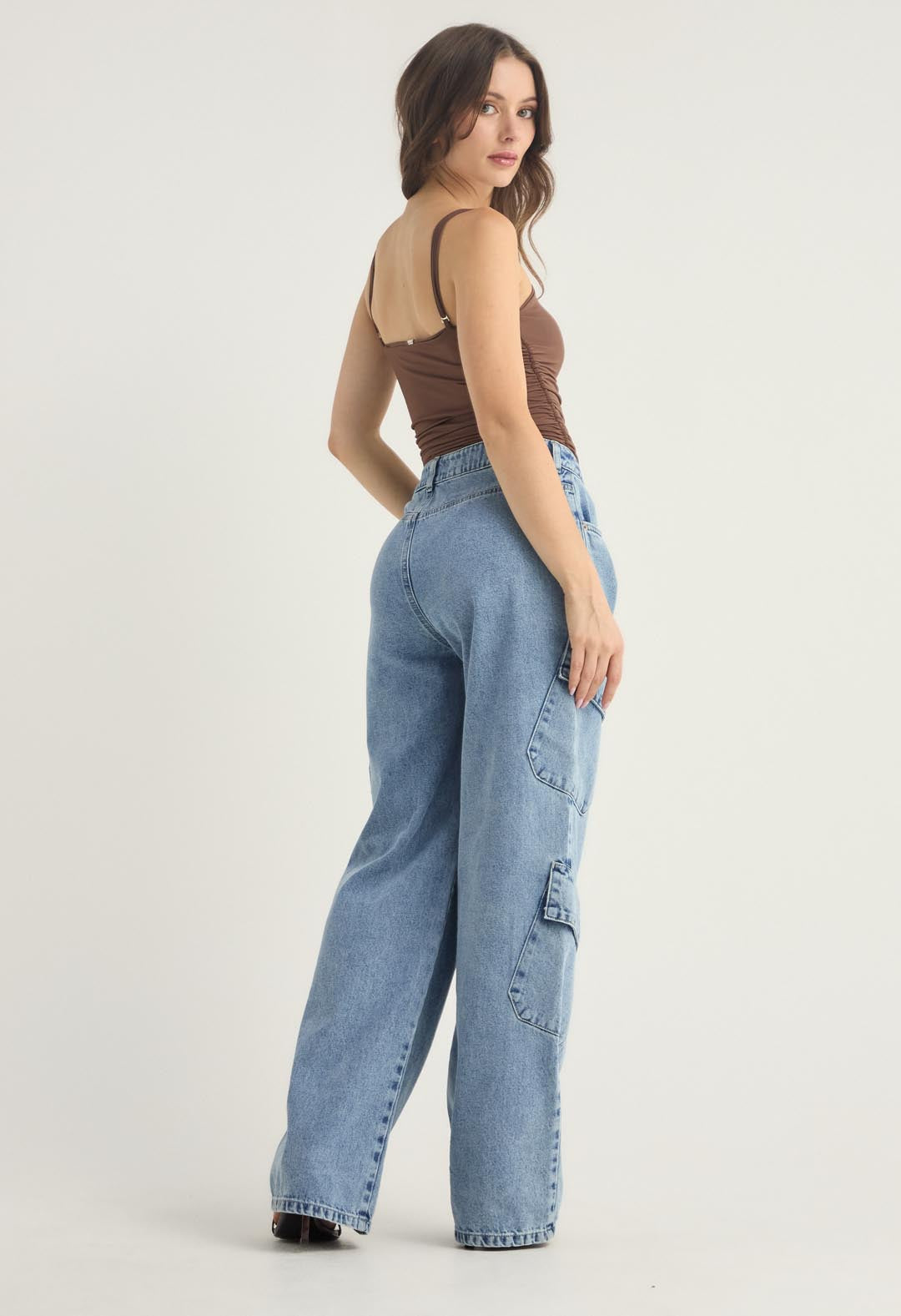 Jean cargo claro con bolsillos para mujer