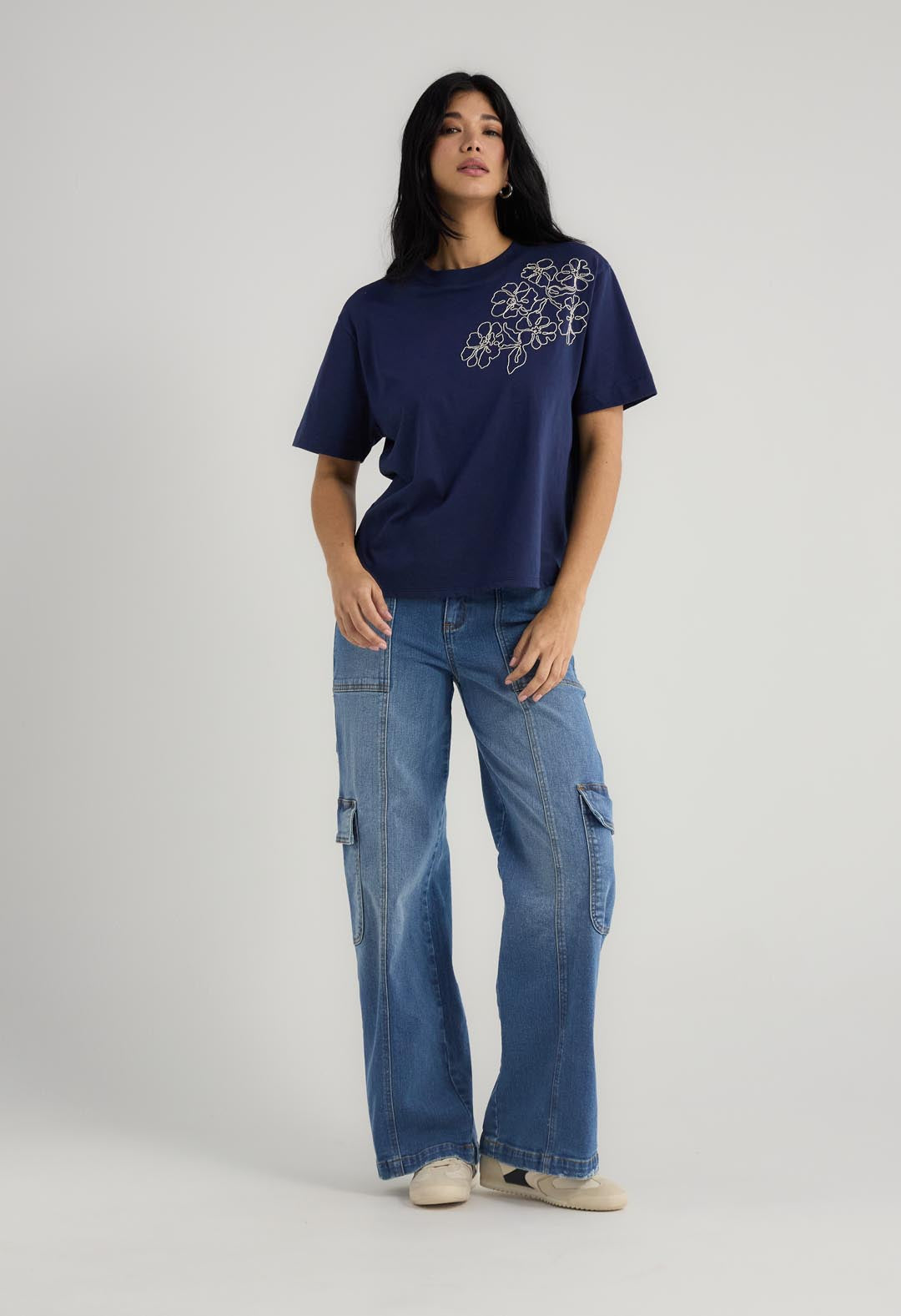 Jean cargo medio con cortes para mujer