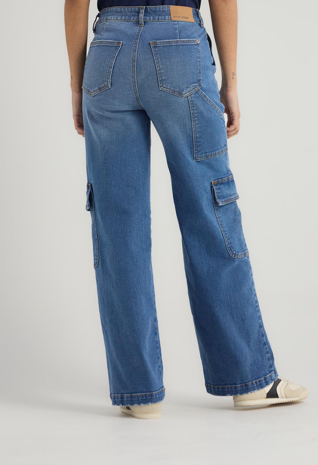 Jean cargo medio con cortes para mujer